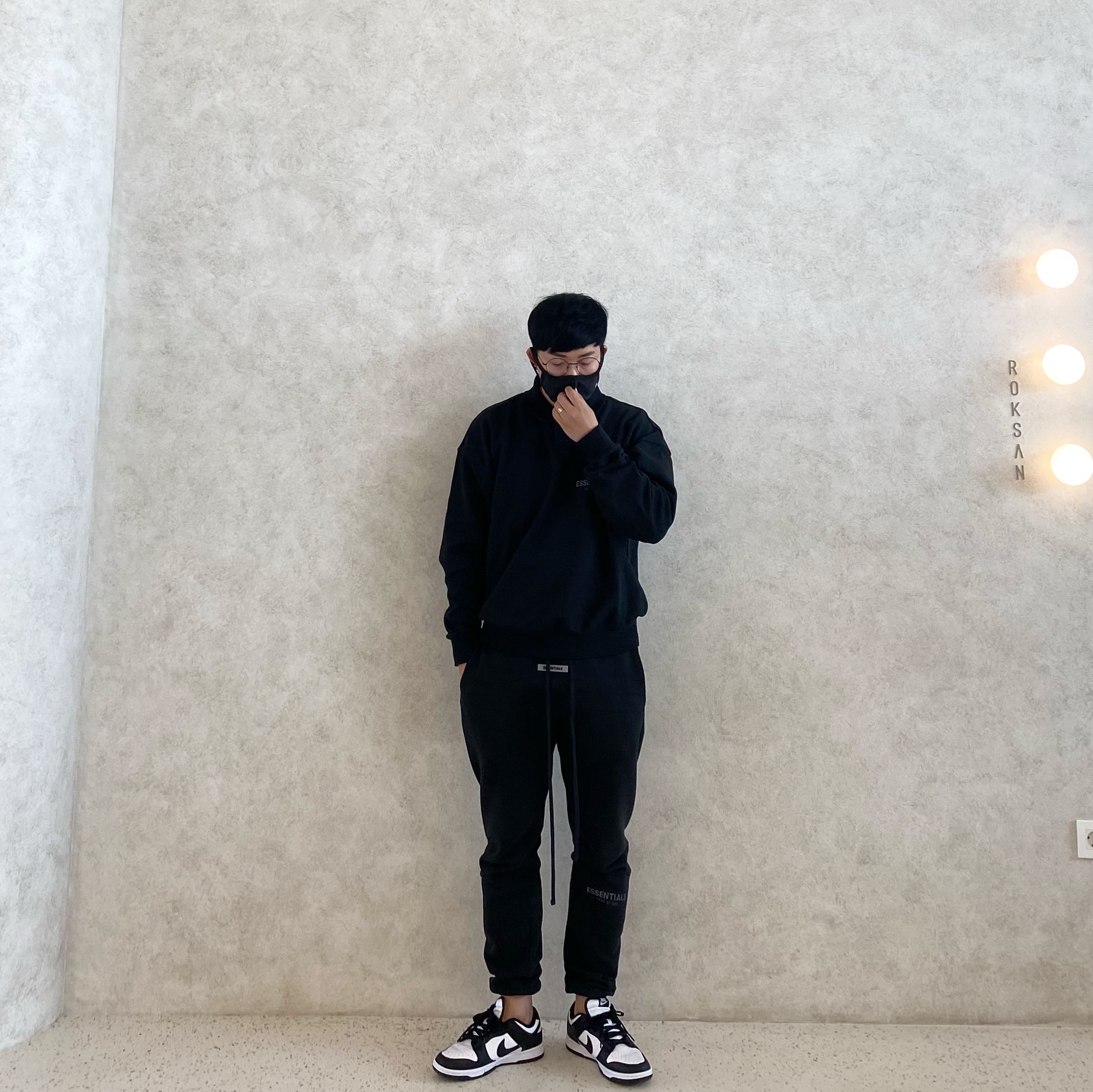 Essentials Sweatpants Dark Slate/Black 2020, Essentials Long Sleeve Boxy Polo Black - 20FW 착용 스타일