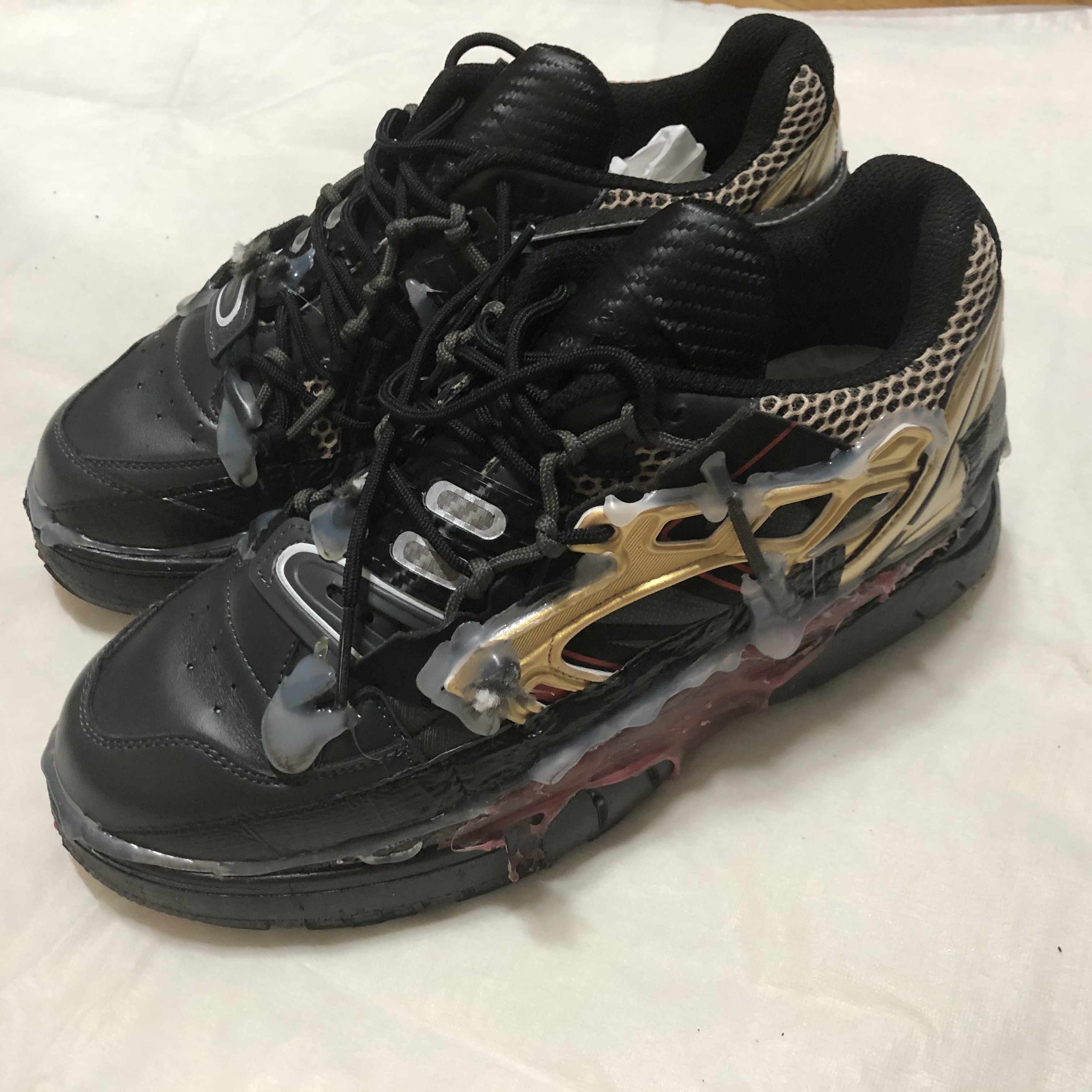 Maison Margiela Fusion Low Top Sneakers Black Gold Red 착용 스타일