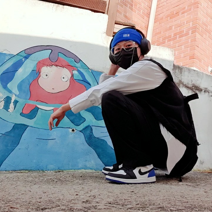 Jordan 1 Mid SE Hyper Royal 착용 스타일
