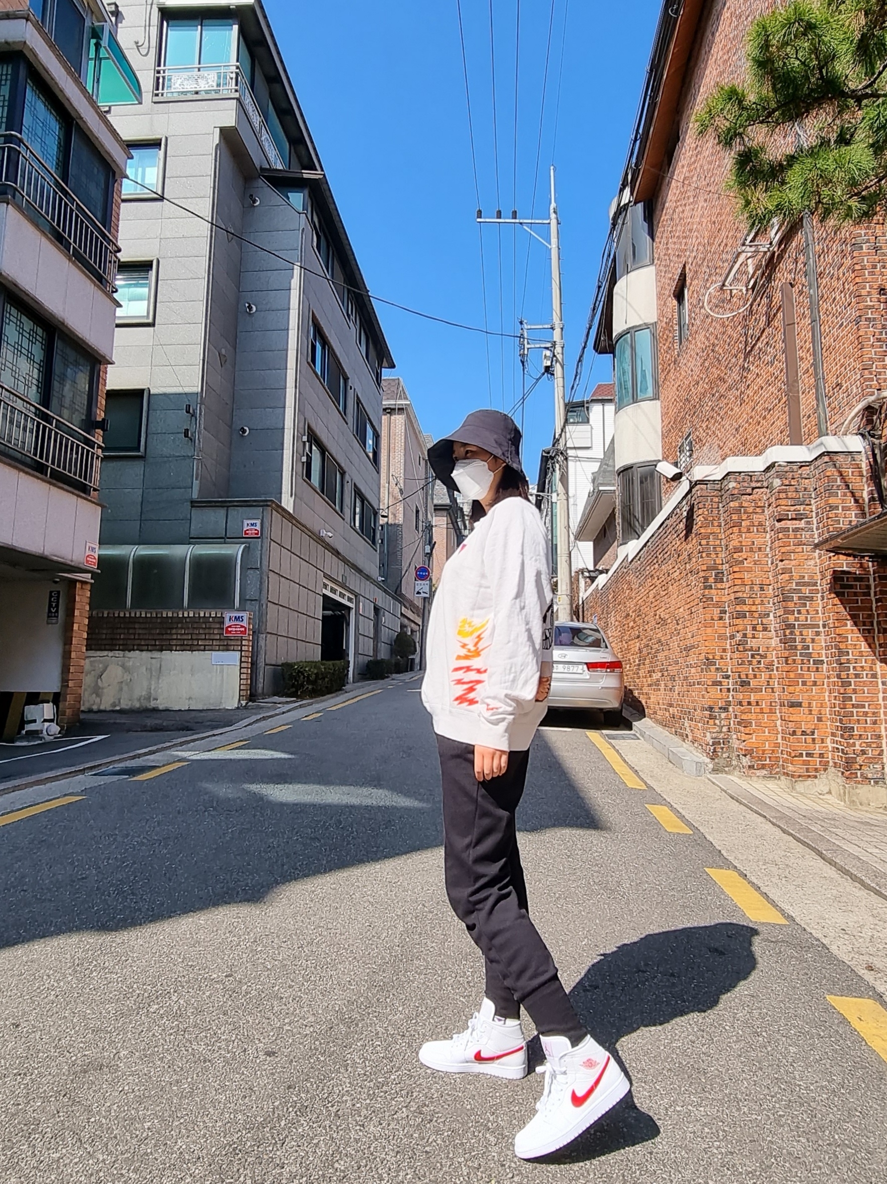 (W) Jordan 1 Mid White University Red 착용 스타일