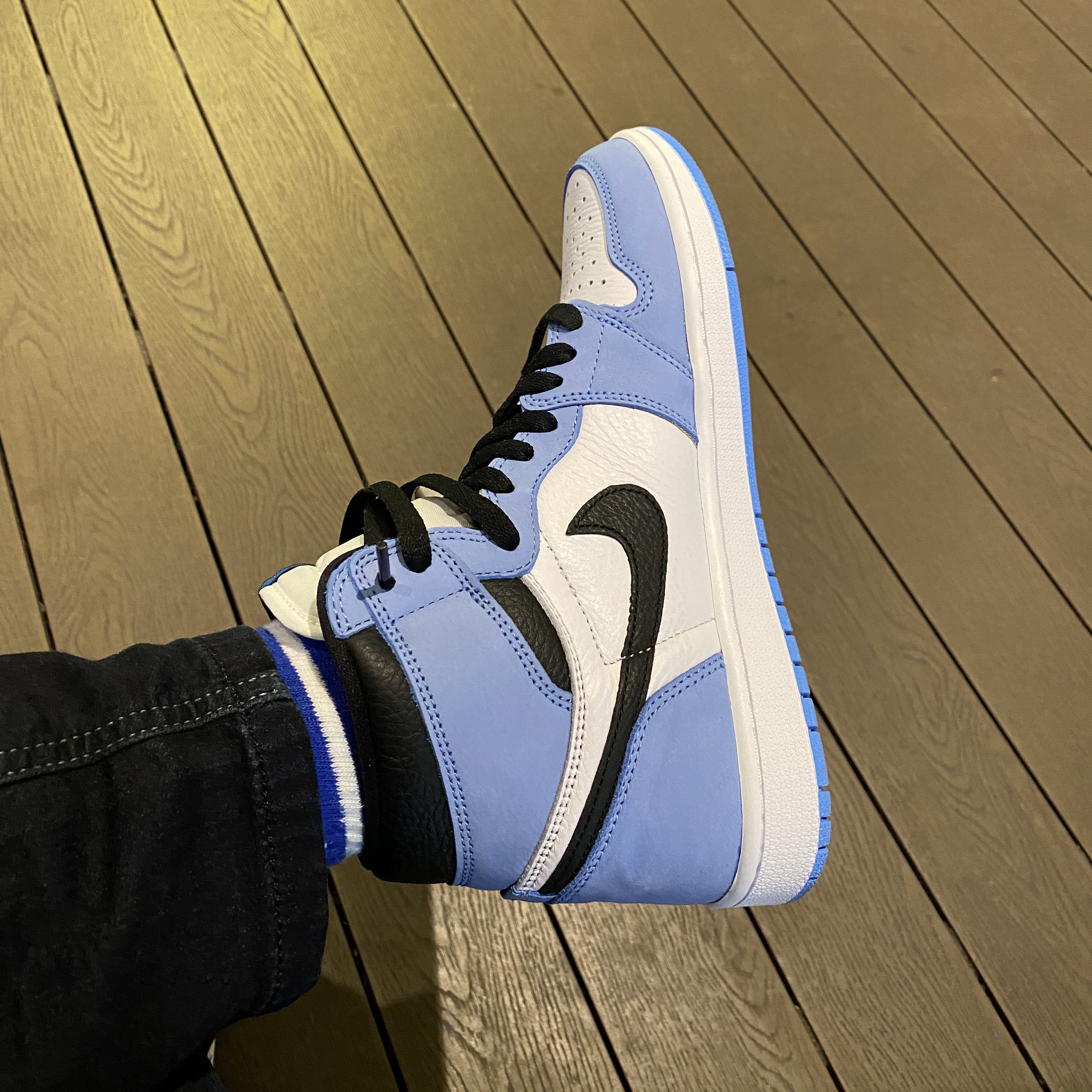 Jordan 1 Retro High OG University Blue 착용 스타일 - 3