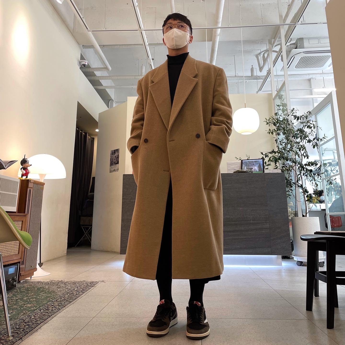Jordan 1 x Travis Scott Retro Low OG SP Mocha 착용 스타일 - 2