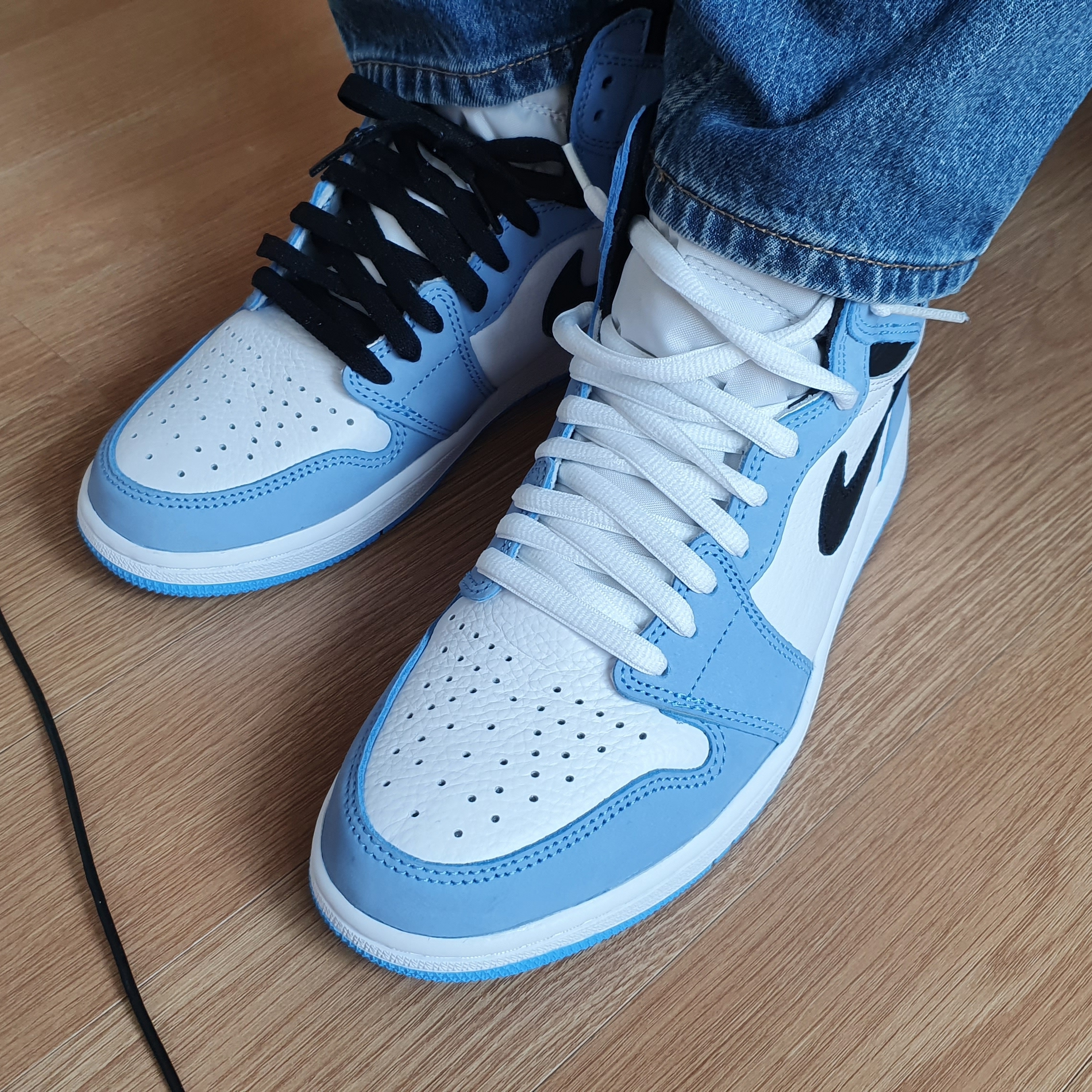 Jordan 1 Retro High OG University Blue 착용 스타일 - 3