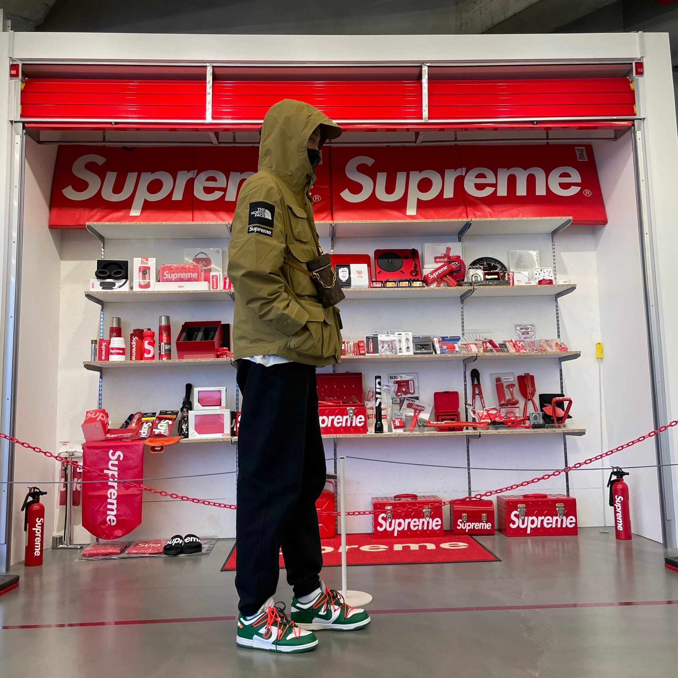 Supreme x The North Face Cargo Jacket Gold - 20SS, Nike x Off-White Dunk Low Pine Green 착용 스타일