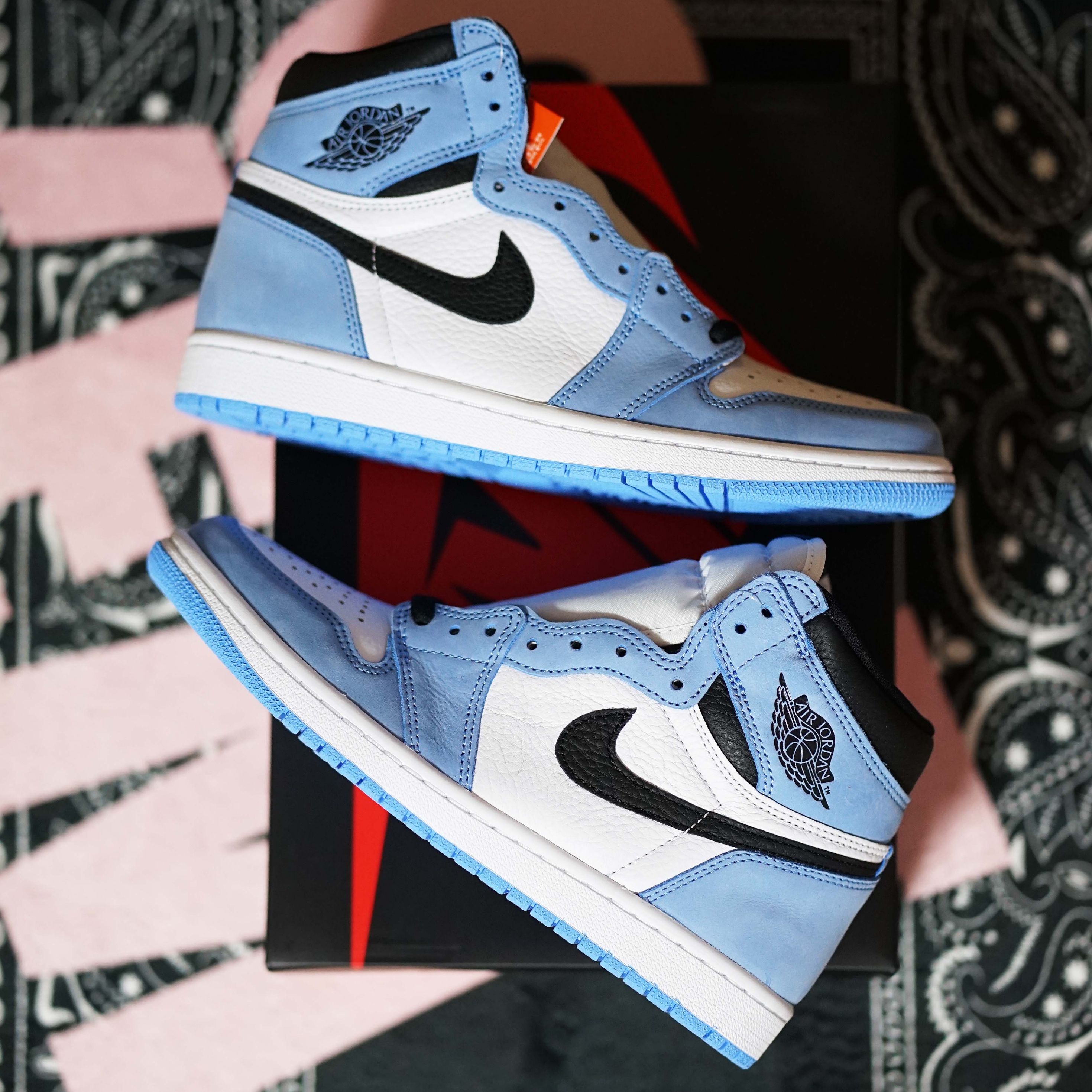 Jordan 1 Retro High OG University Blue 착용 스타일 - 3
