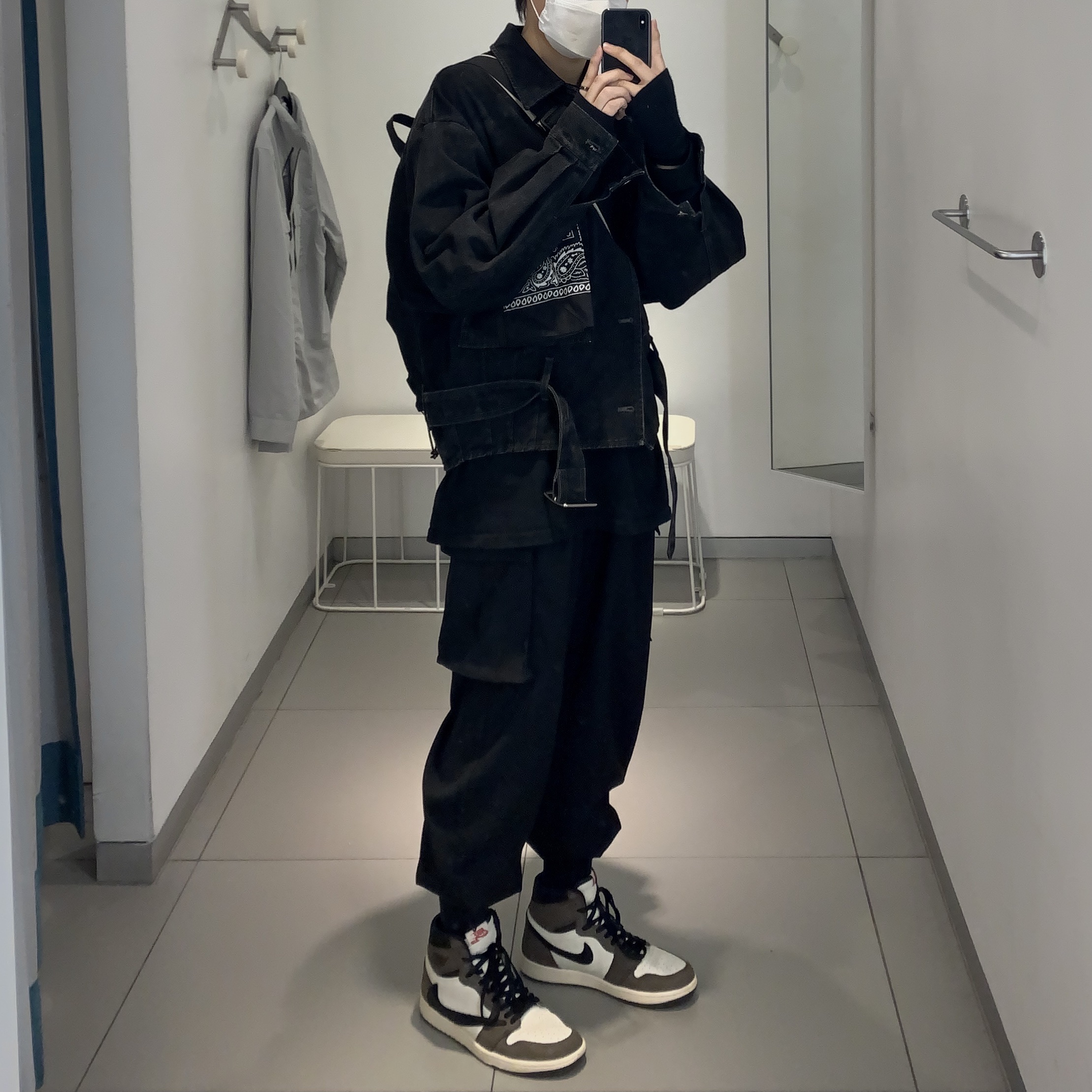 Jordan 1 x Travis Scott Retro High OG SP Mocha 착용 스타일 - 3