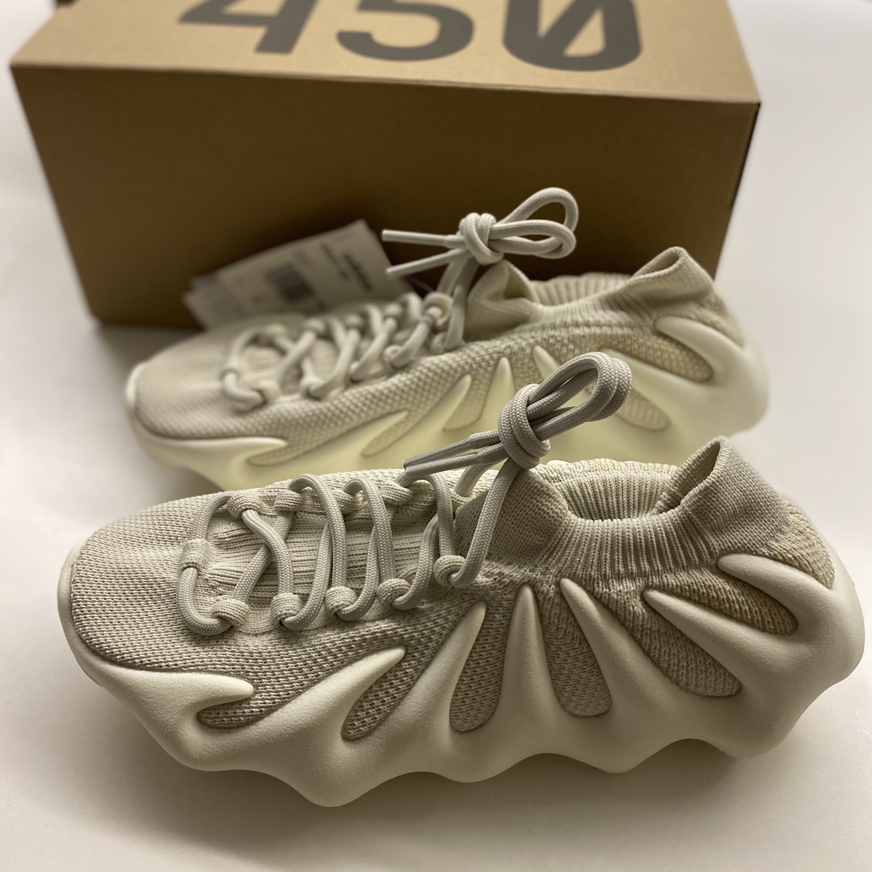 Adidas Yeezy 450 Cloud White 착용 스타일 - 5