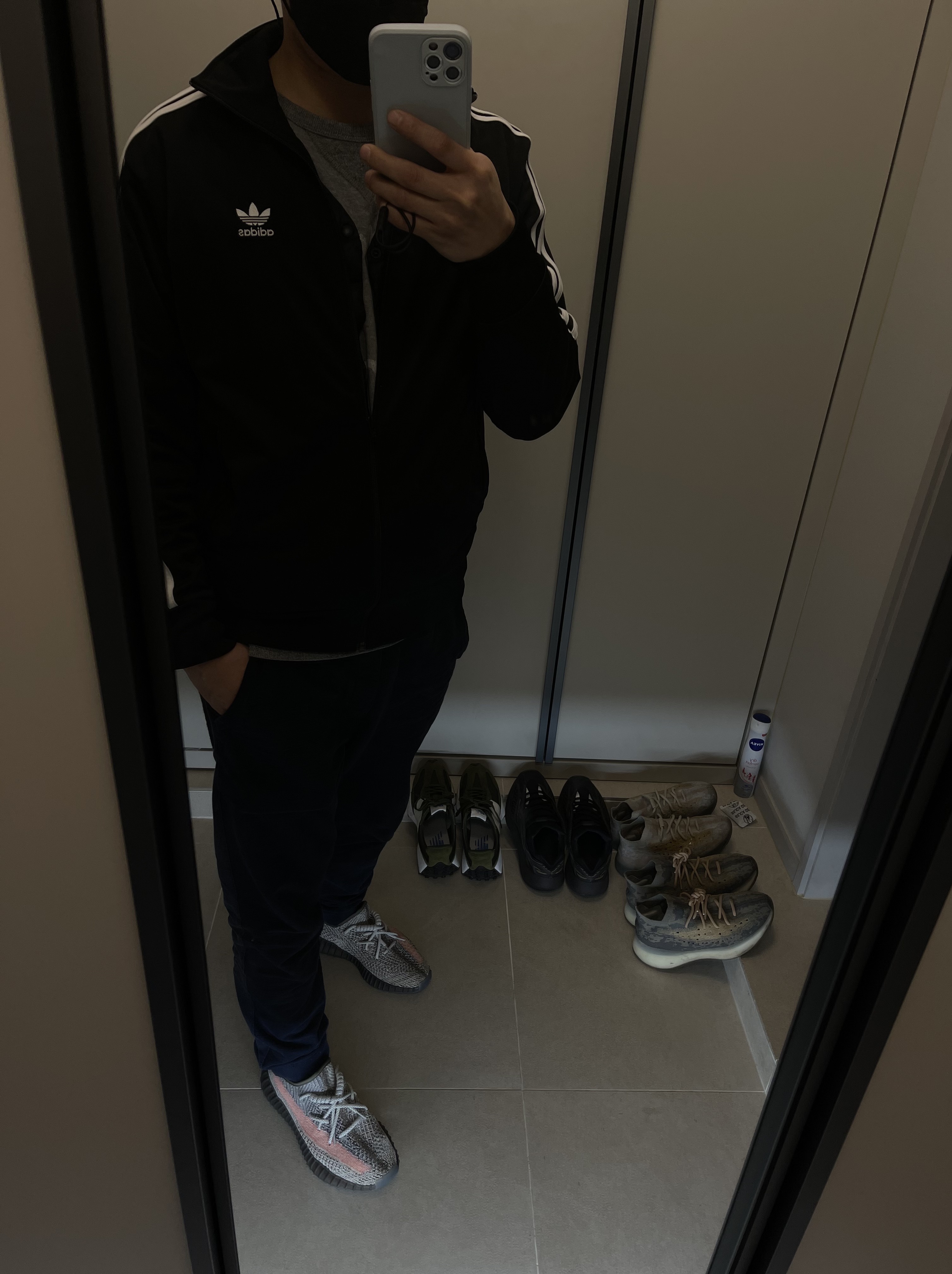 Adidas Yeezy Boost 350 V2 Ash Stone, Adidas Yeezy Boost 380 Mist - Non-Reflective 착용 스타일