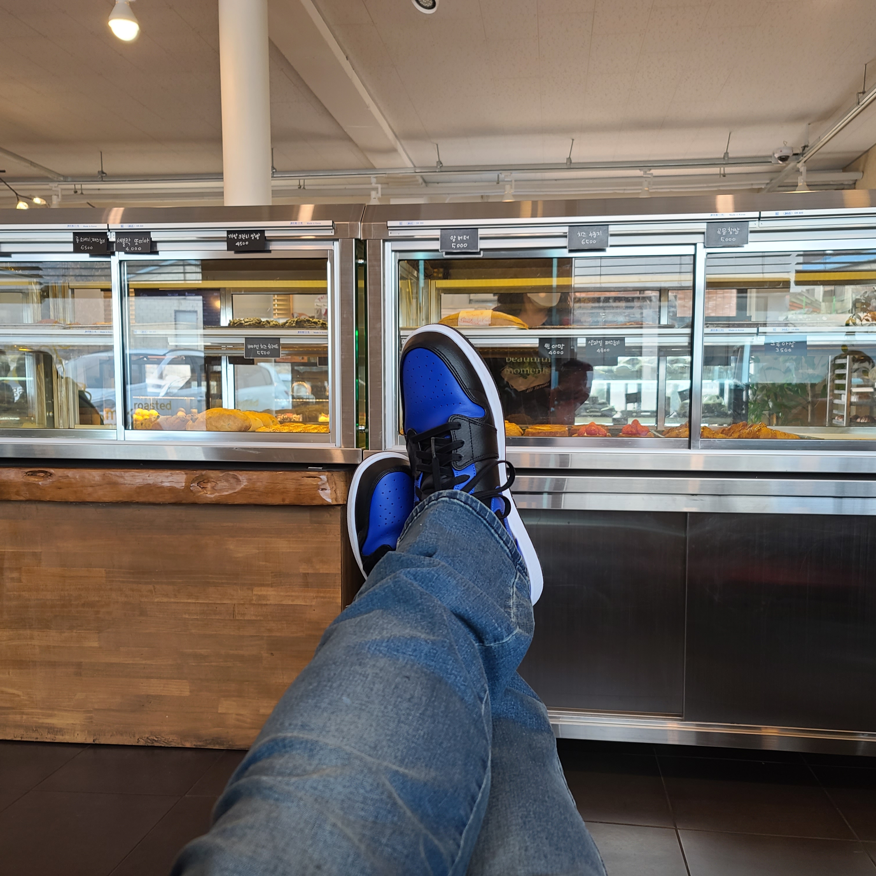 Jordan 1 Mid Black Hyper Royal 착용 스타일
