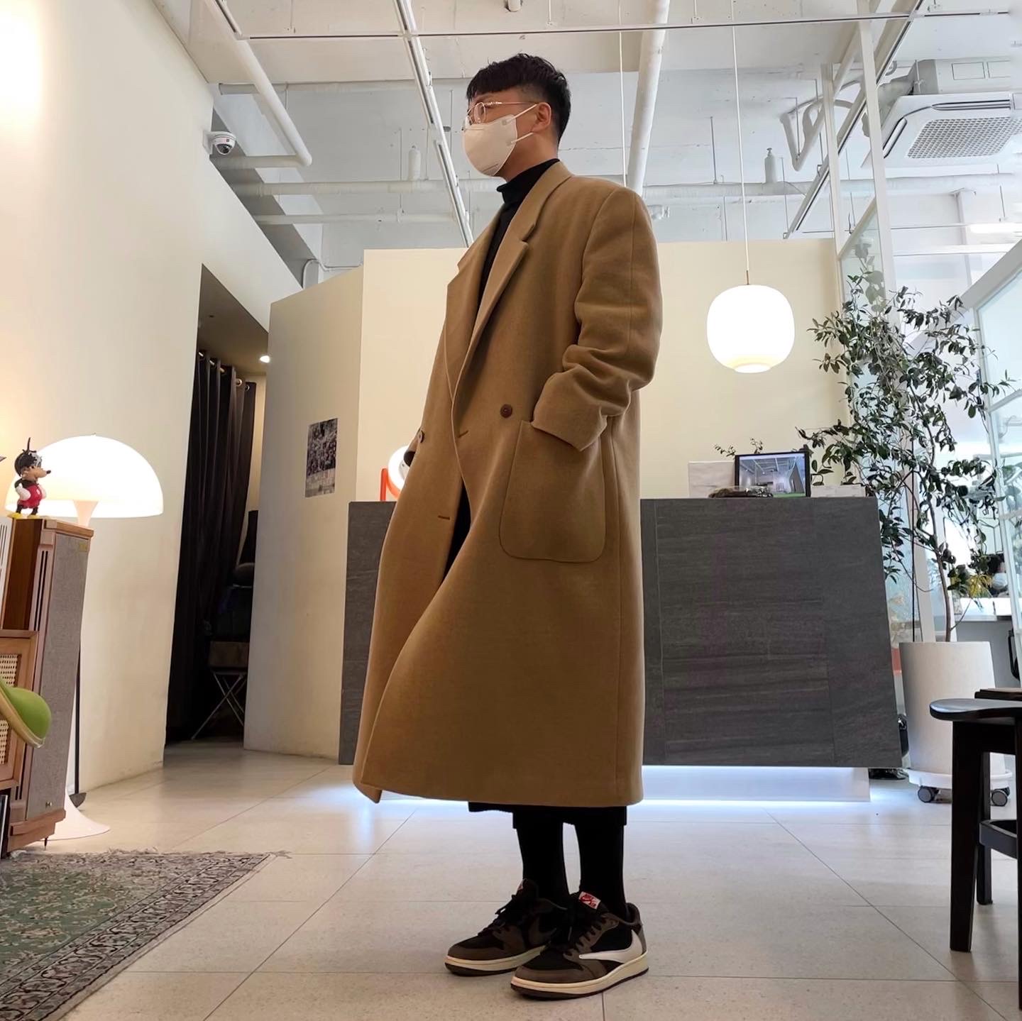 Jordan 1 x Travis Scott Retro Low OG SP Mocha 착용 스타일 - 1