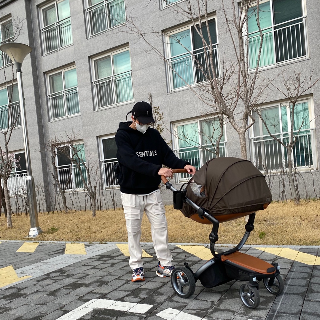 Essentials Knit Hoodie Black - 20FW, Balenciaga Track Sneakers Orange Grey 착용 스타일 - 1