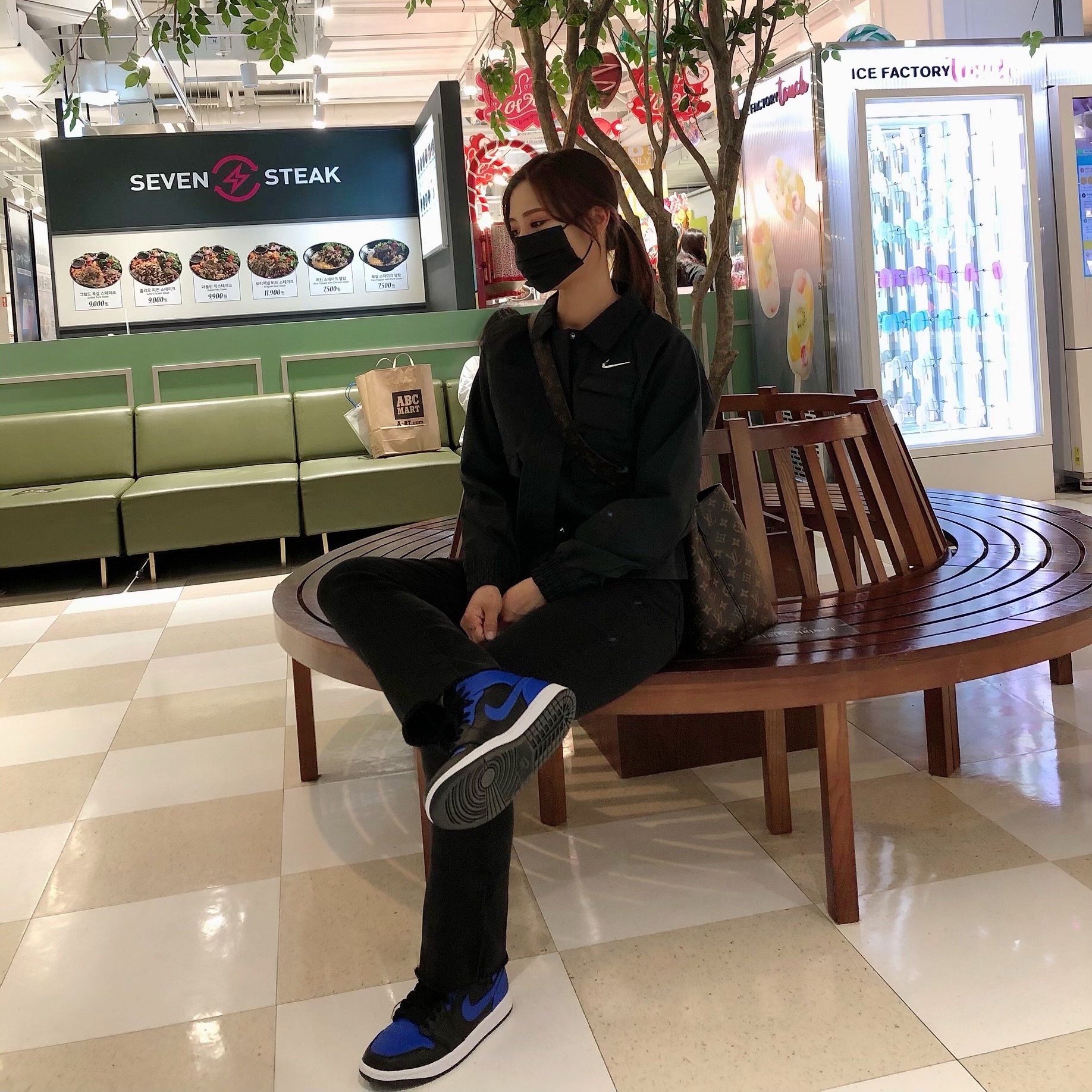 Jordan 1 Mid Black Hyper Royal, Louis Vuitton Banouliere Monogram Black 착용 스타일 - 1
