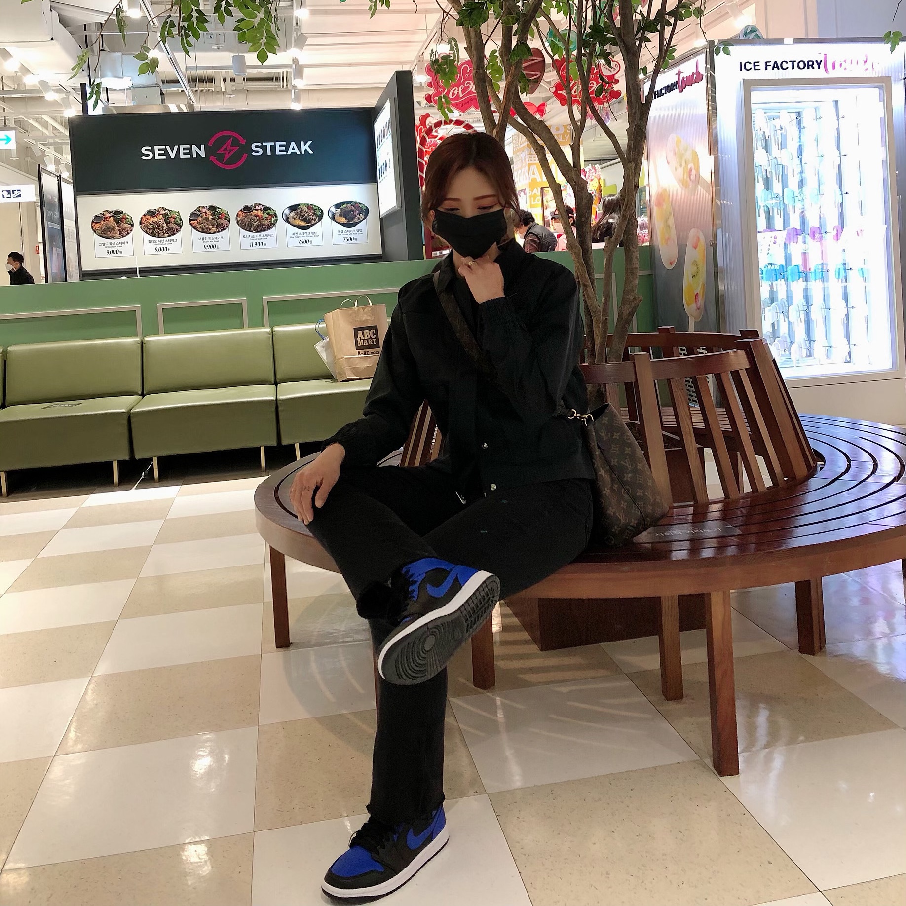 Jordan 1 Mid Black Hyper Royal, Louis Vuitton Banouliere Monogram Black 착용 스타일 - 2