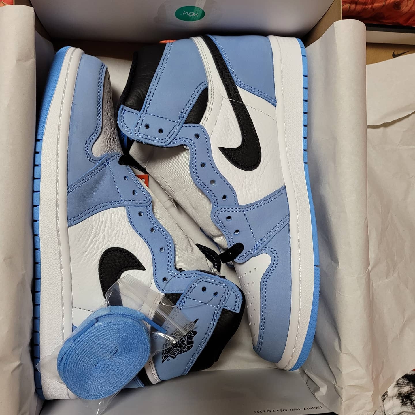 Jordan 1 Retro High OG University Blue 착용 스타일 - 3