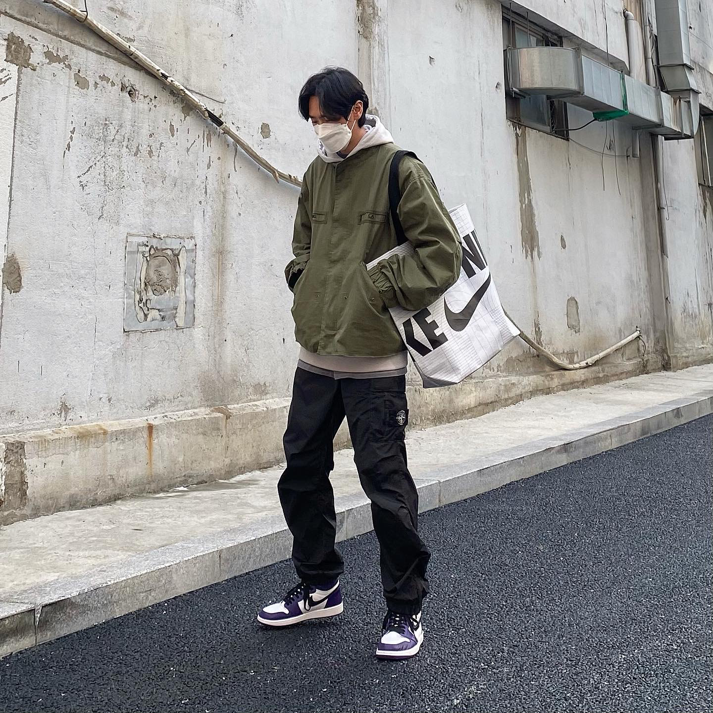 Jordan 1 Retro High OG Court Purple 2020, Supreme x Stone Island Painted Camo Nylon Cargo Pants Black - 20FW 착용 스타일 - 2