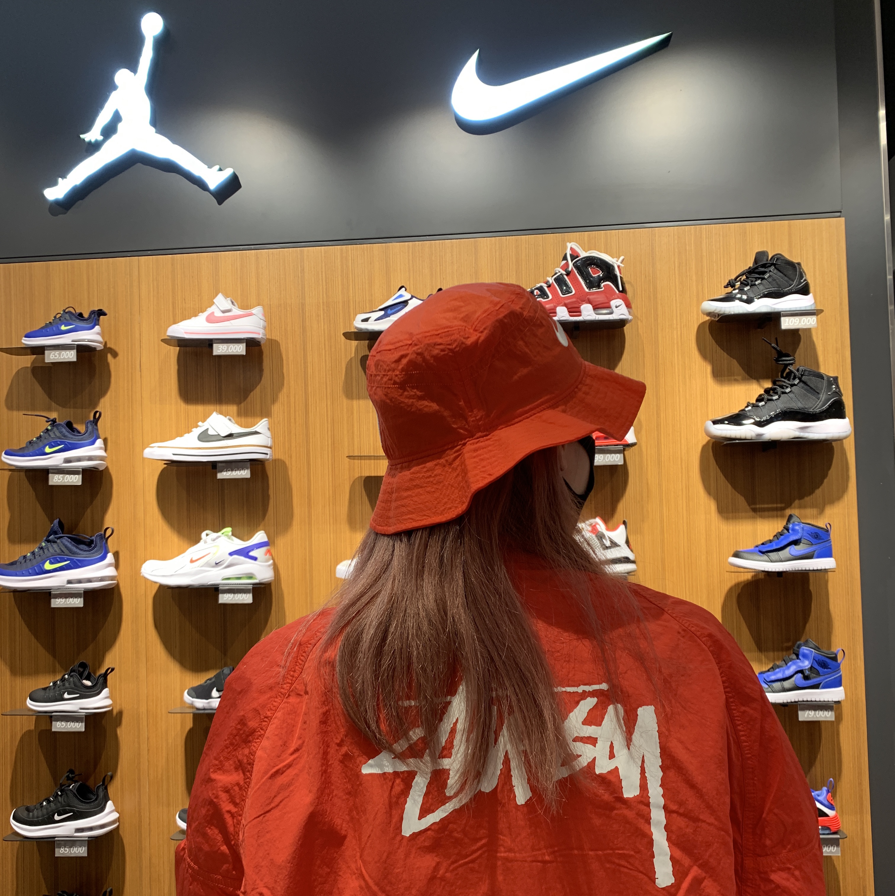 Nike x Stussy Windrunner Jacket Habanero Red, Nike x Stussy Bucket Hat Habanero Red 착용 스타일 - 3