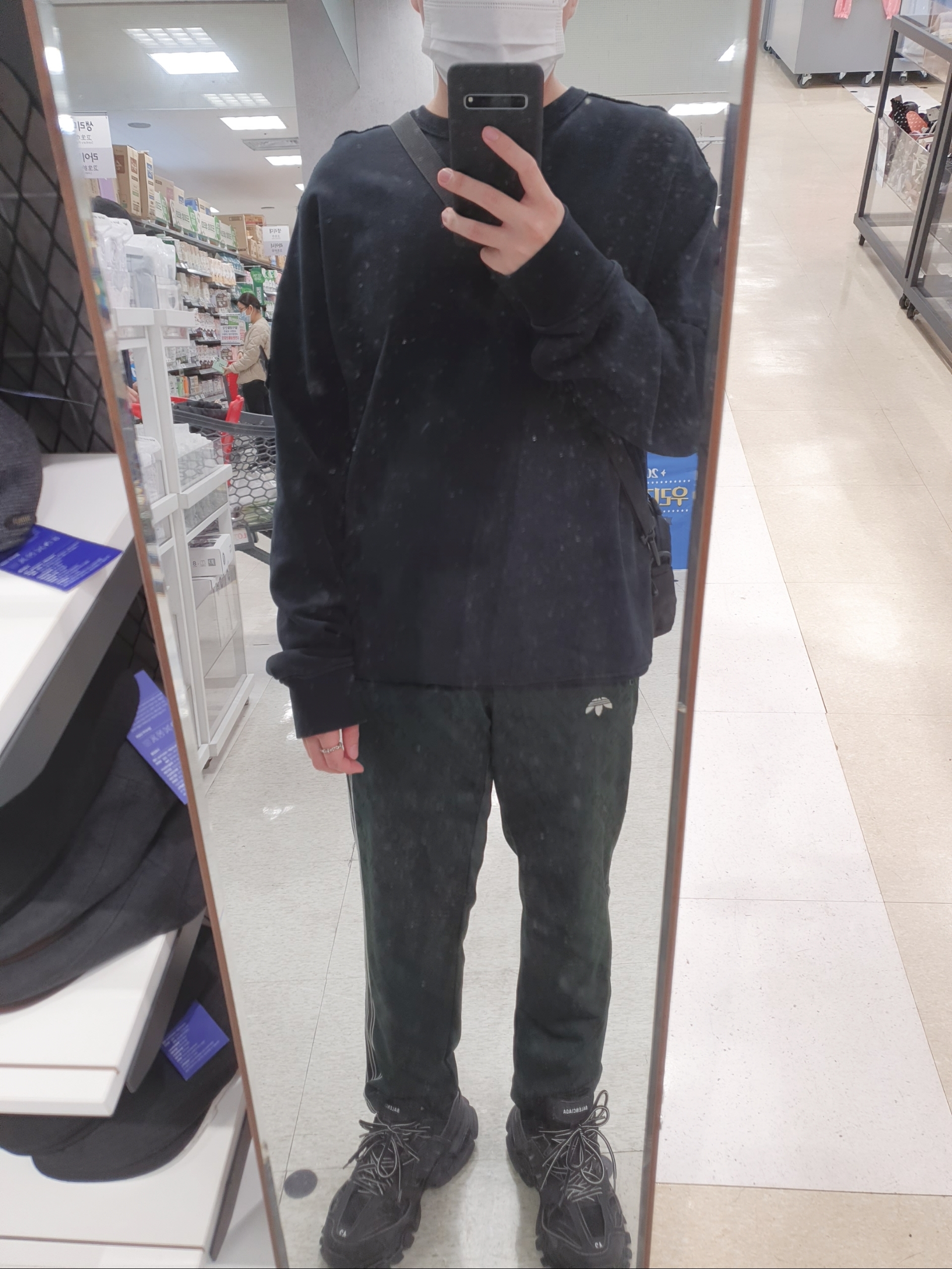 Balenciaga Track Sneakers Triple Black 착용 스타일