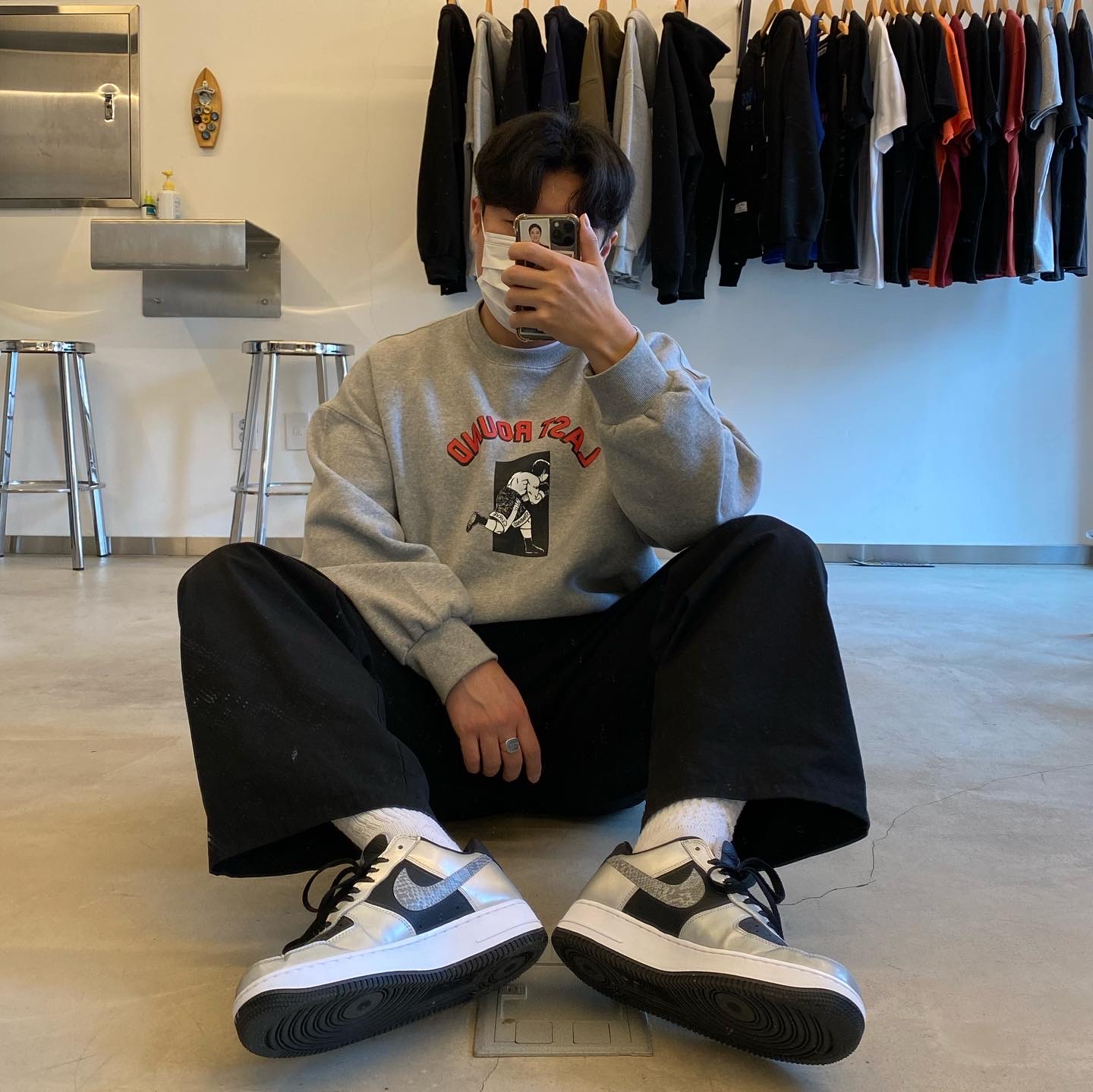 Nike Air Force 1 B Silver Snake 착용 스타일 - 1