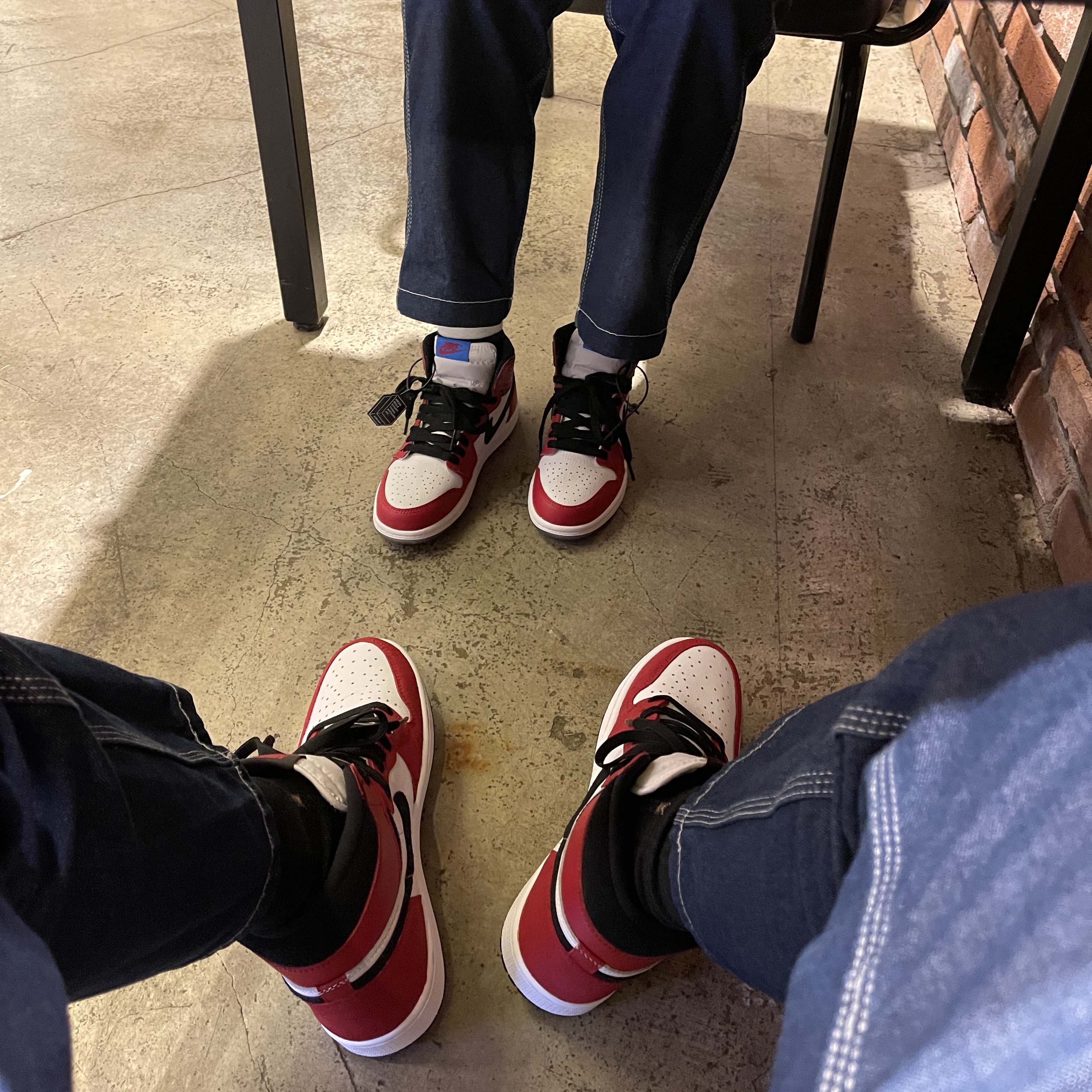 (PS) Jordan 1 Retro High Spider-Man Origin Story, Jordan 1 Retro High OG Light Smoke Grey 착용 스타일 - 2