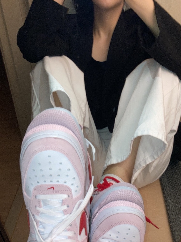 Nike Air Force 1 '07 QS Valentine's Day 착용 스타일 - 2