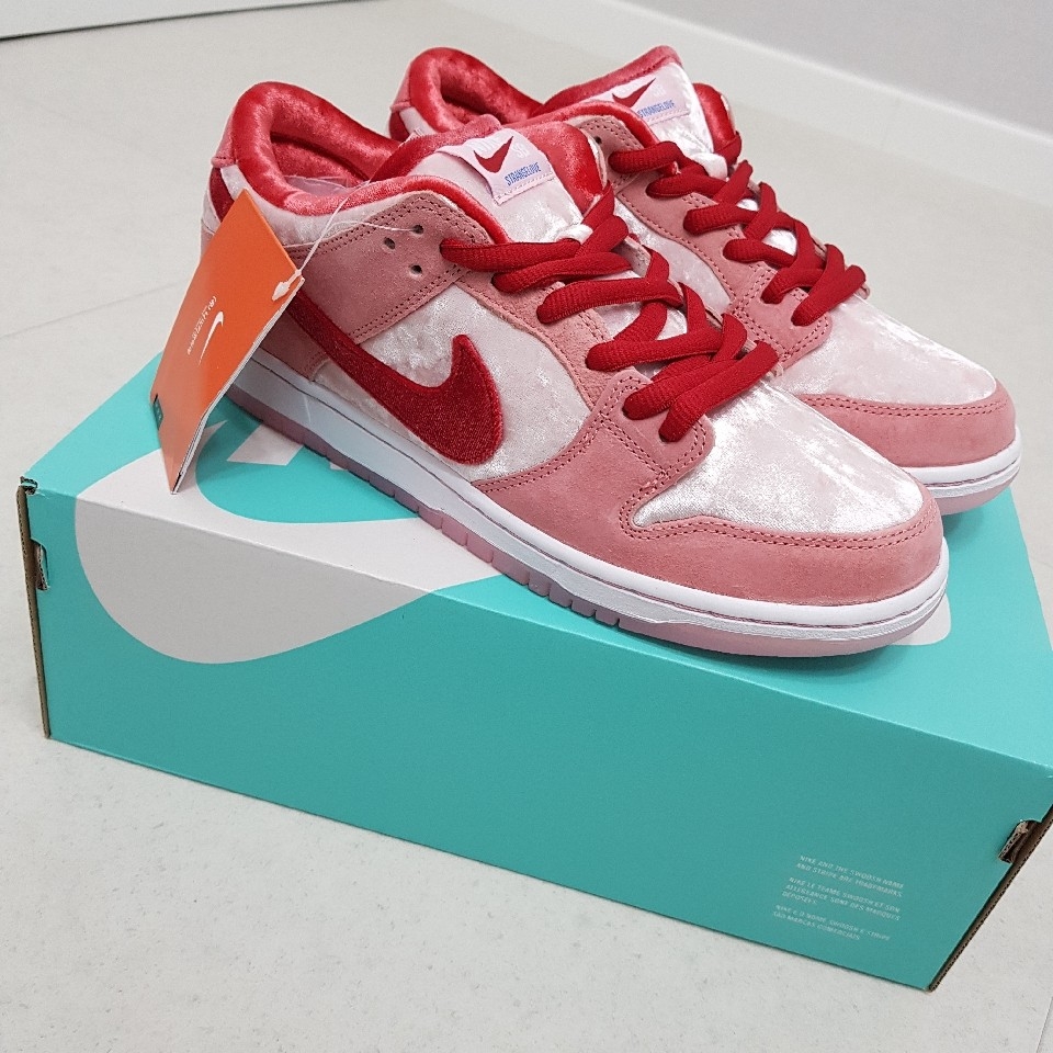 Nike x StrangeLove SB Dunk Low Pink (Regular Box) 착용 스타일 - 1