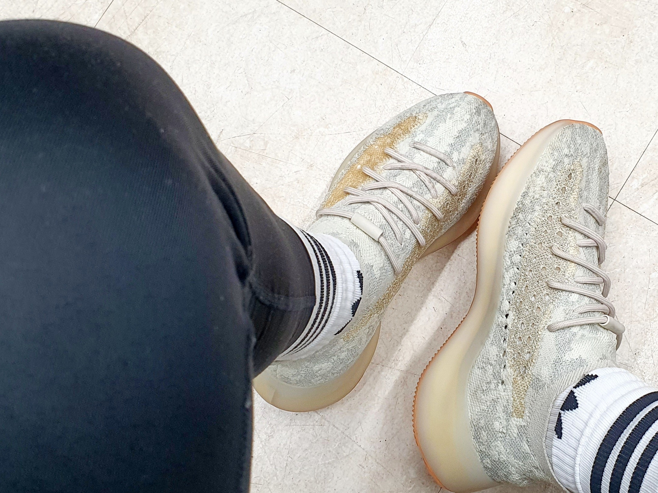 Adidas Yeezy Boost 380 Yecoraite - Reflective 착용 스타일