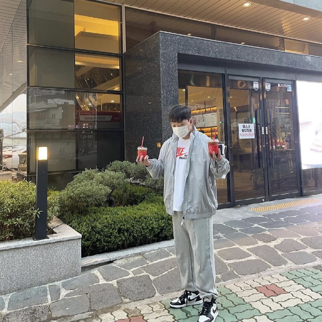 Nike M NRG Track Jacket Grey, Nike x Stussy International Beach Crew T-Shirt White - Asia 착용 스타일