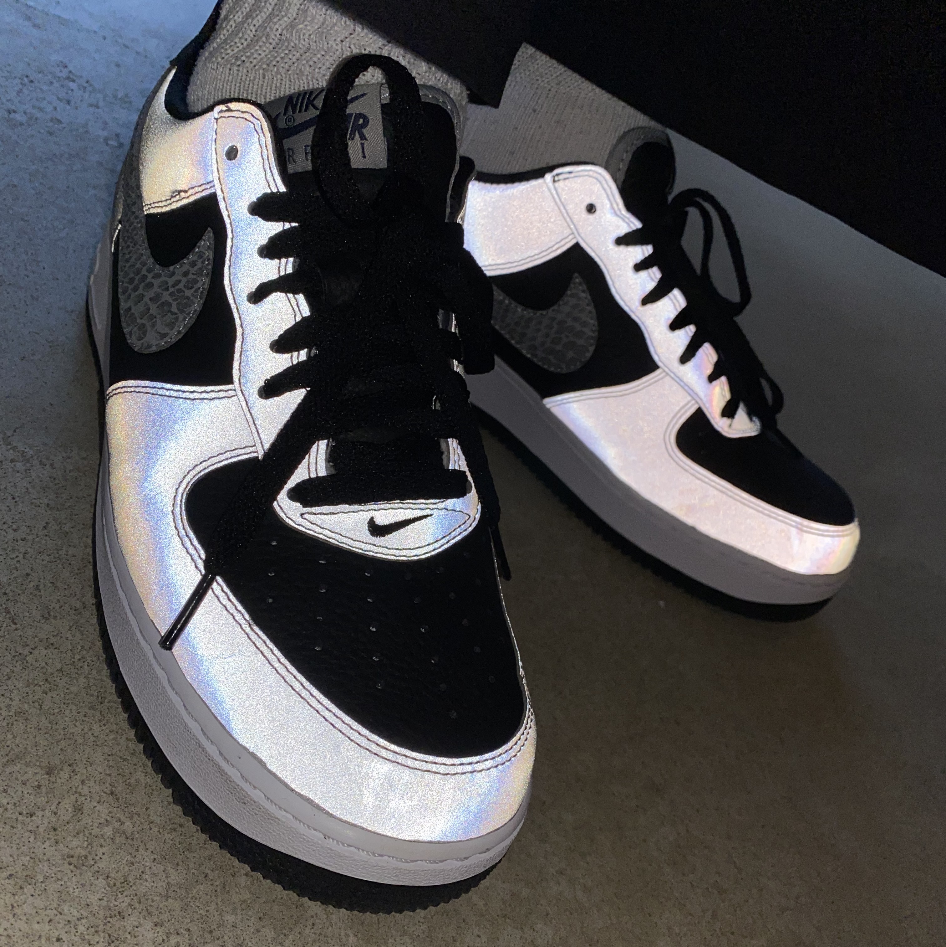 Nike Air Force 1 B Silver Snake 착용 스타일 - 3