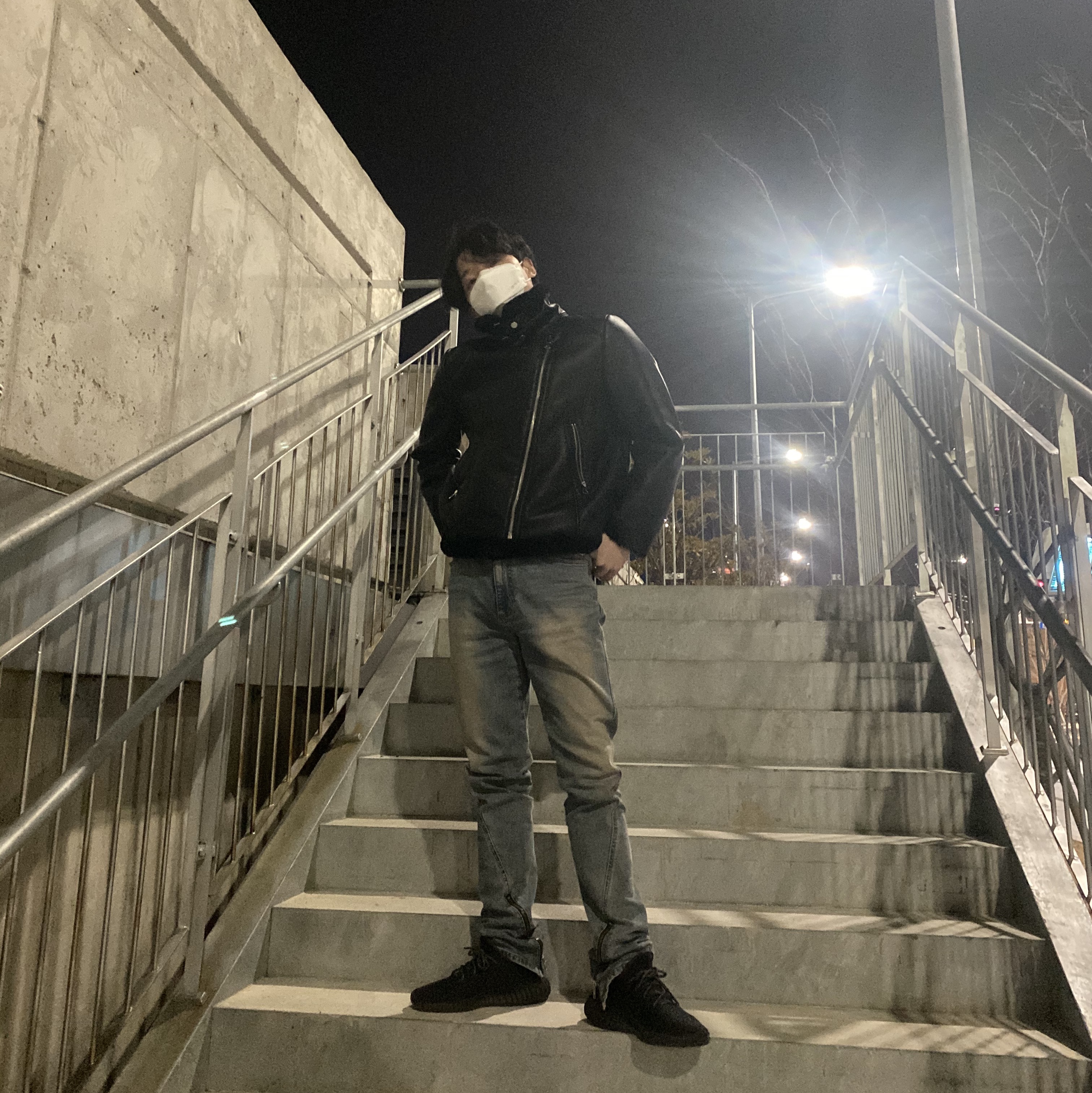 Adidas Yeezy Boost 350 V2 Black - Non-Reflective 착용 스타일