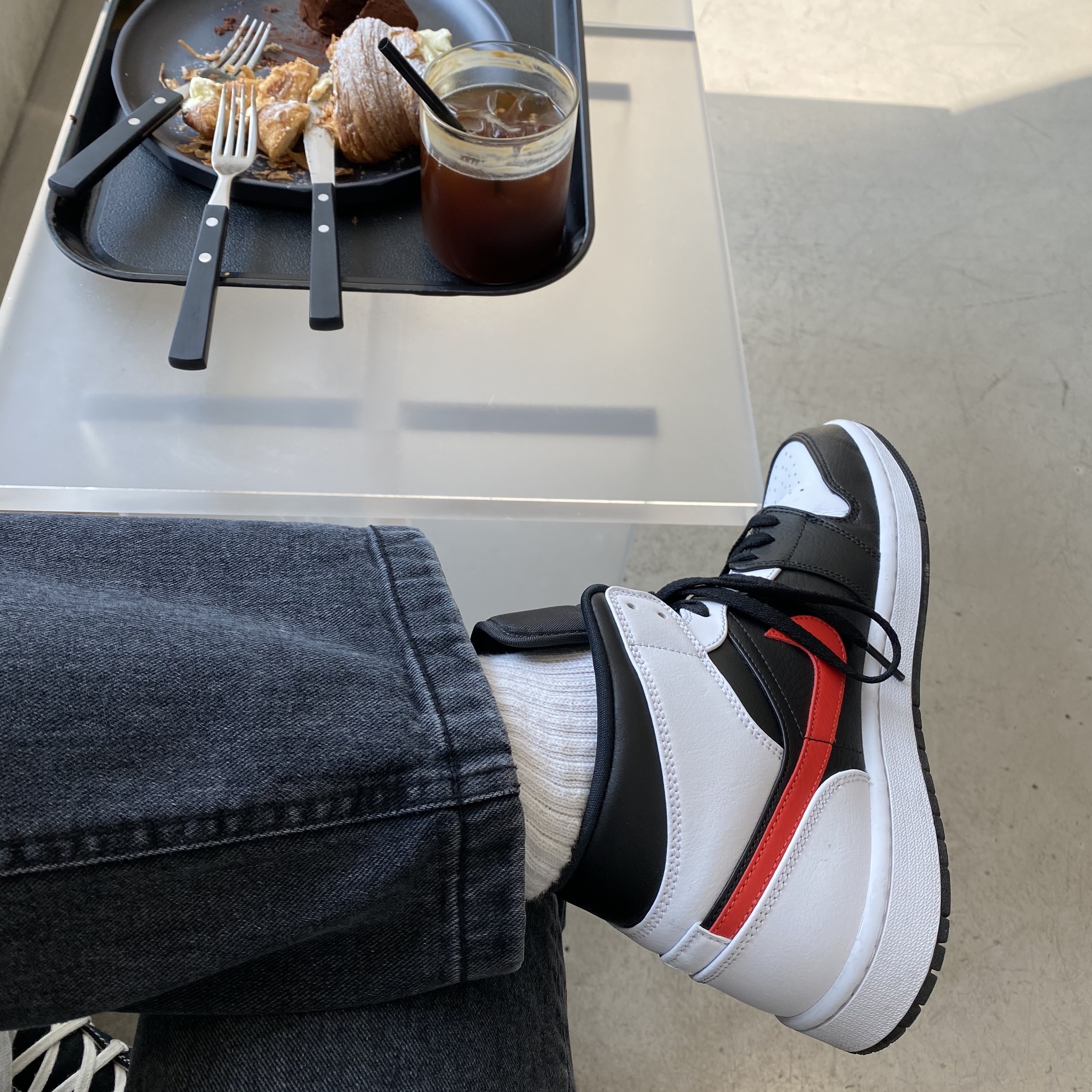 Jordan 1 Mid Black Chile Red 착용 스타일