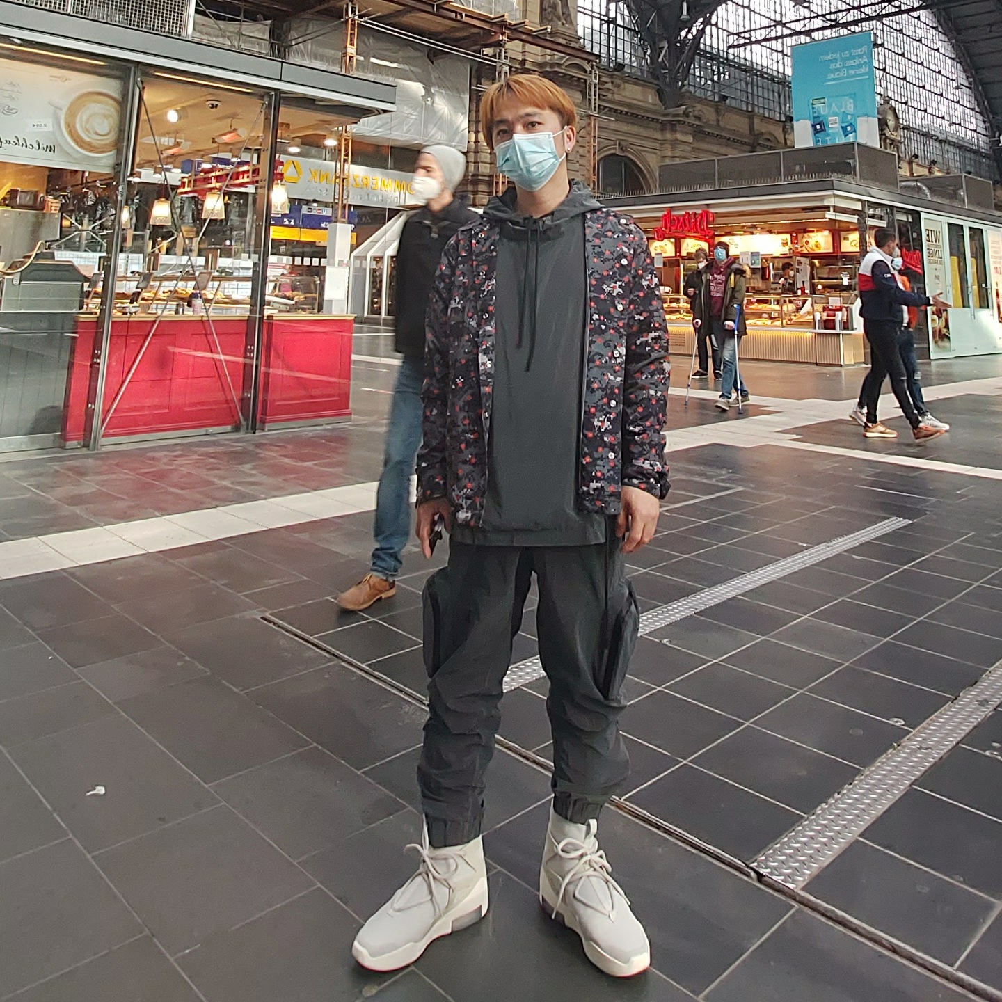Nike x Fear of God Air Fear of God 1 Light Bone 착용 스타일