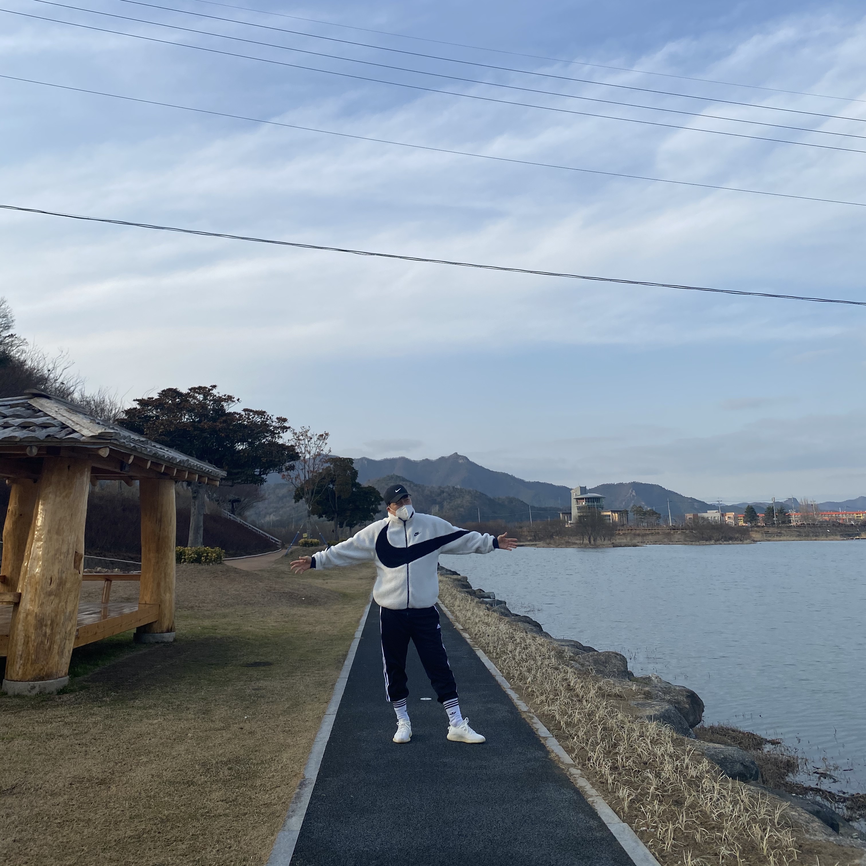 Nike Big Swoosh Full Zip Jacket White Navy, Adidas Yeezy Boost 350 V2 Cream/Triple White 착용 스타일