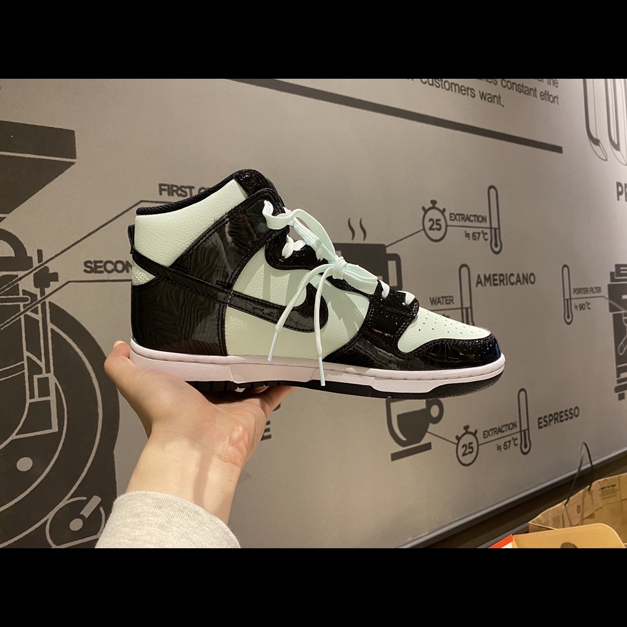 Nike Dunk High Barely Green 착용 스타일