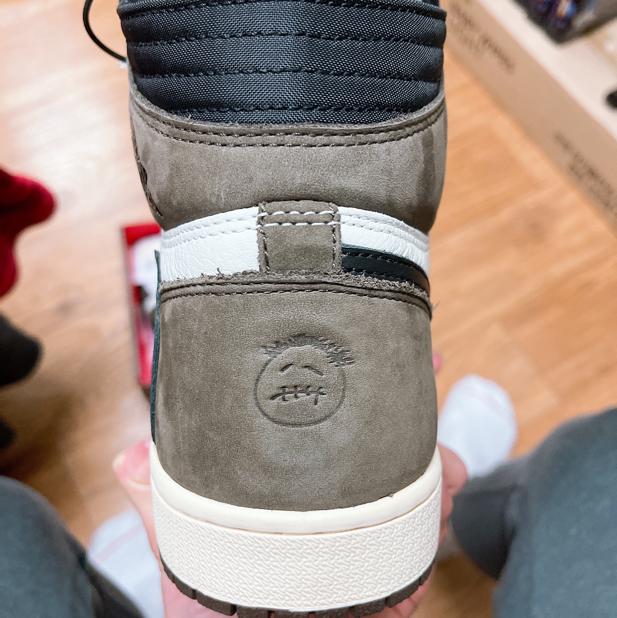 Jordan 1 x Travis Scott Retro High OG SP Mocha 착용 스타일 - 2