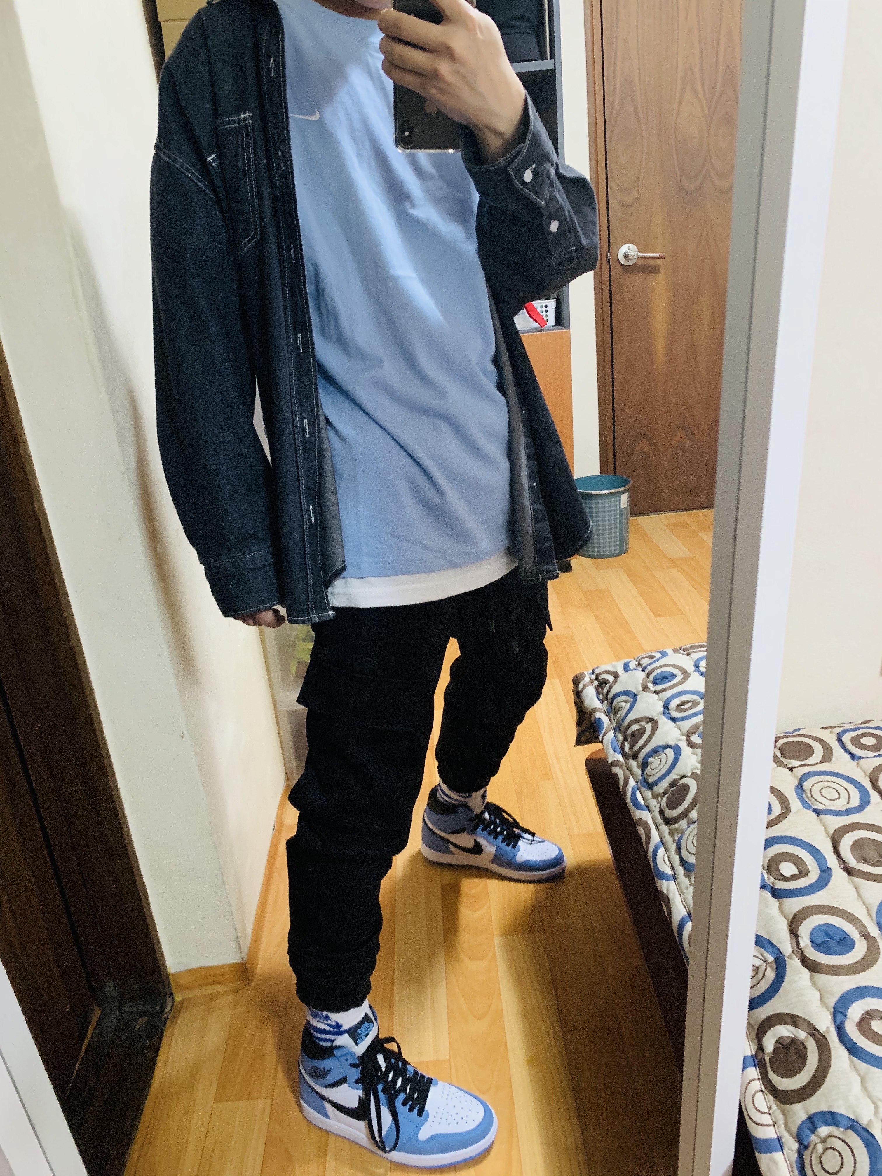 Jordan 1 Retro High OG University Blue 착용 스타일 - 1