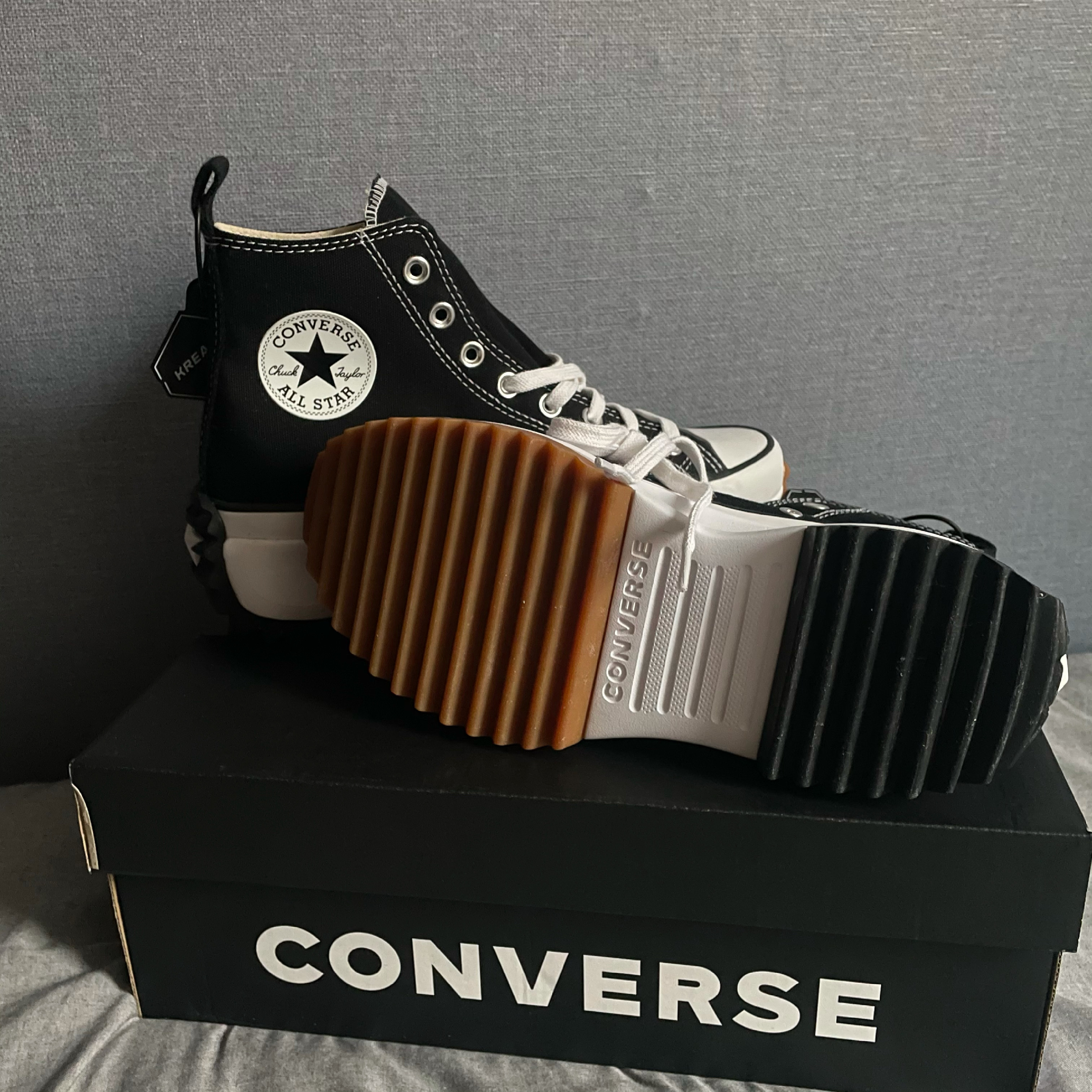 Converse Run Star Hike Hi Black White Gum 착용 스타일