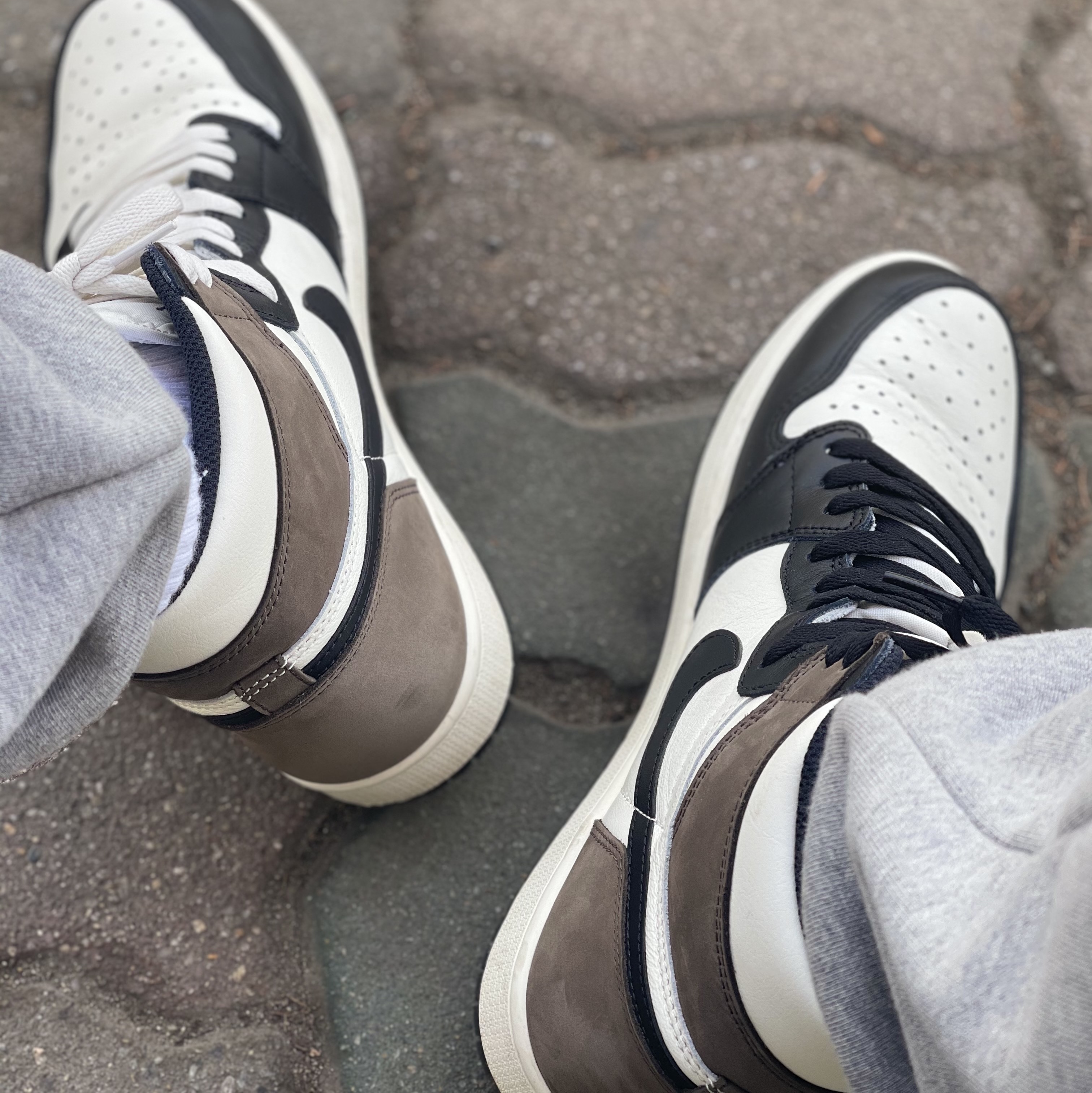 Jordan 1 Retro High OG Black Mocha 착용 스타일