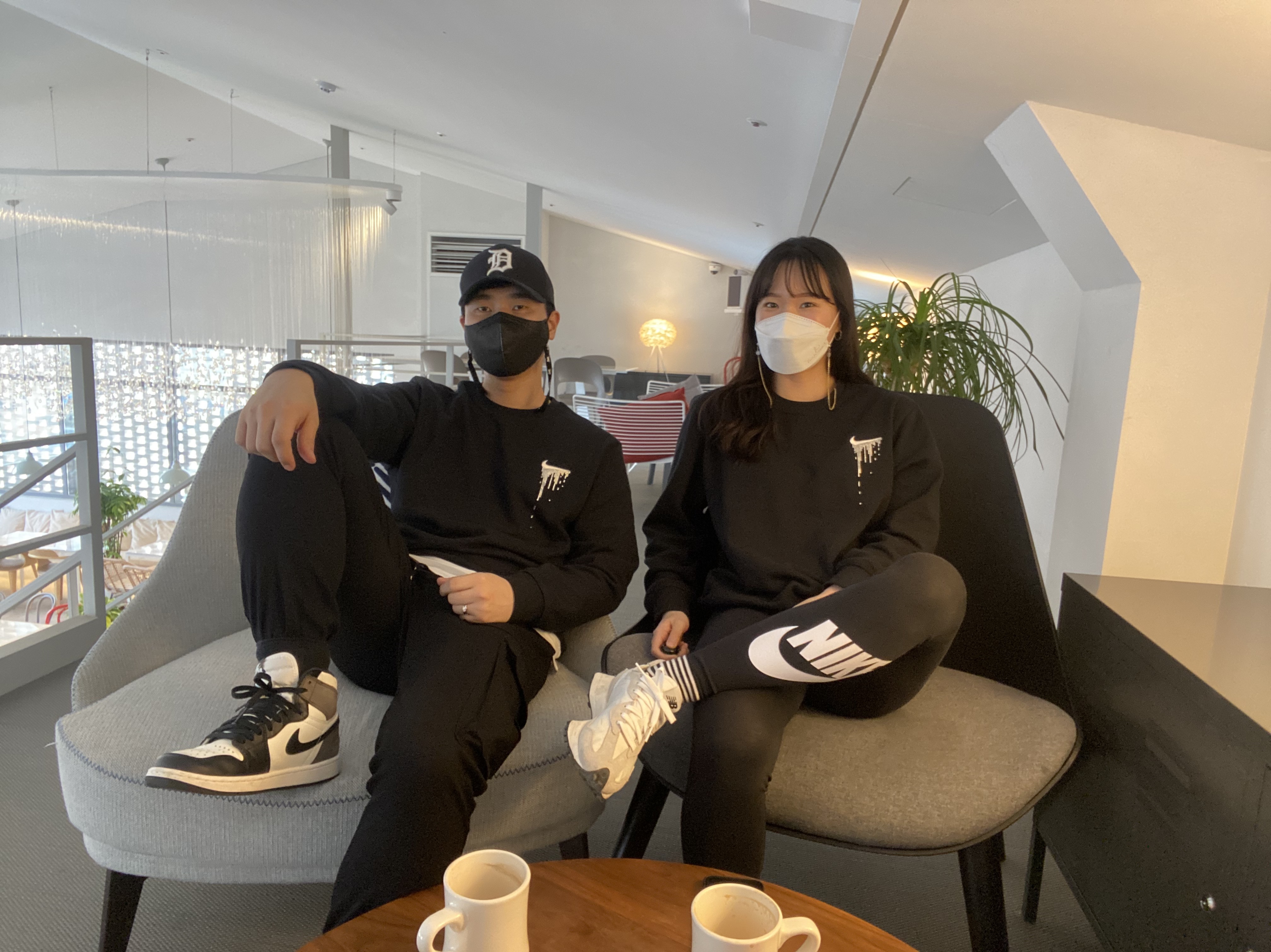 Jordan 1 Retro High OG Black Mocha, New Balance 327 White Black 착용 스타일