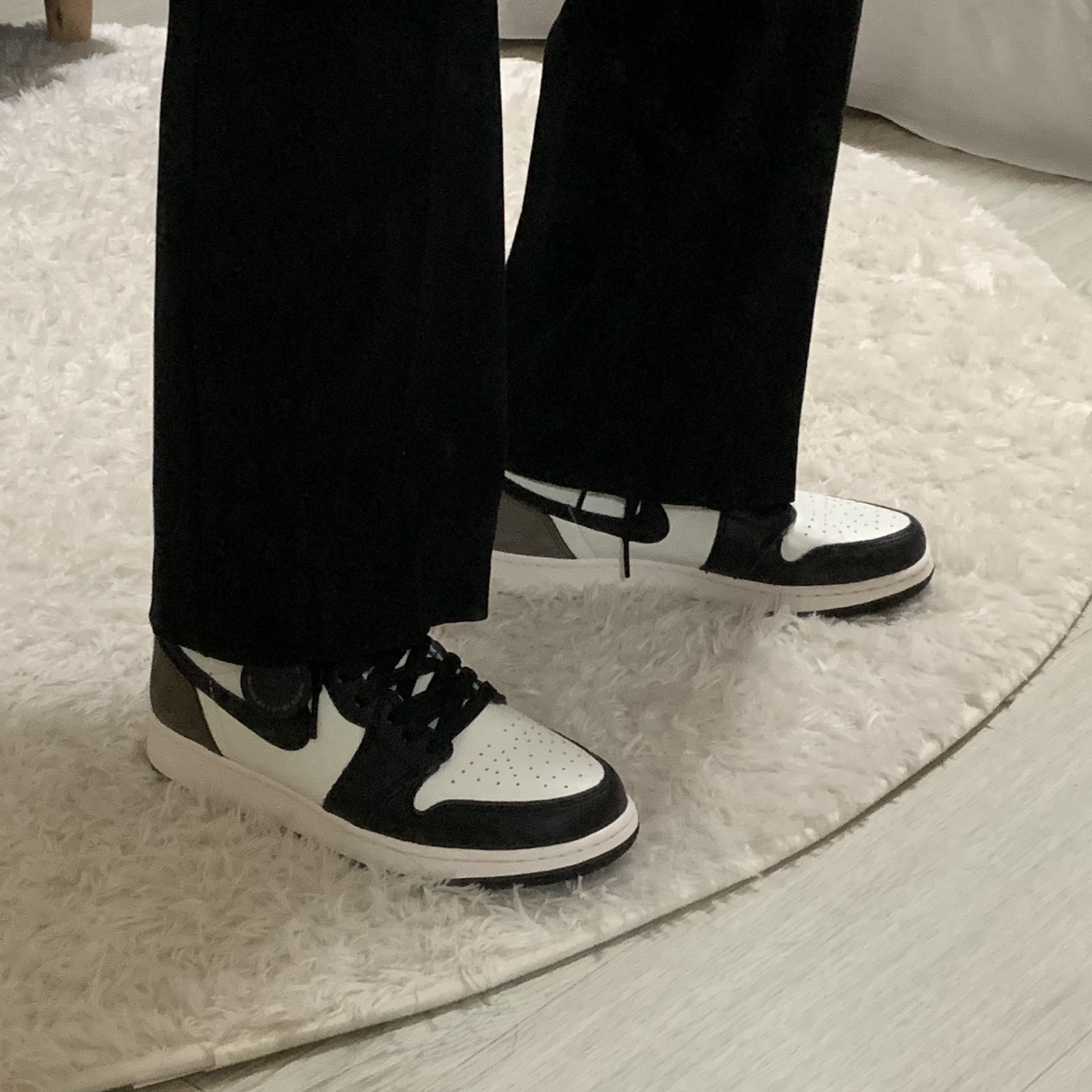Jordan 1 Retro High OG Black Mocha 착용 스타일 - 2