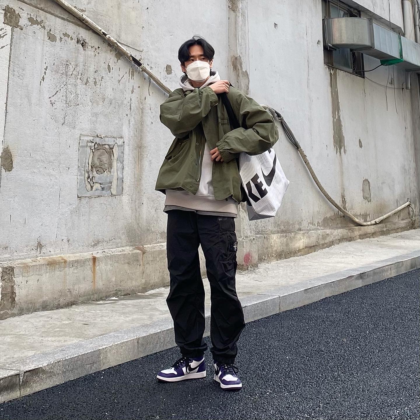 Jordan 1 Retro High OG Court Purple 2020, Supreme x Stone Island Painted Camo Nylon Cargo Pants Black - 20FW 착용 스타일 - 1