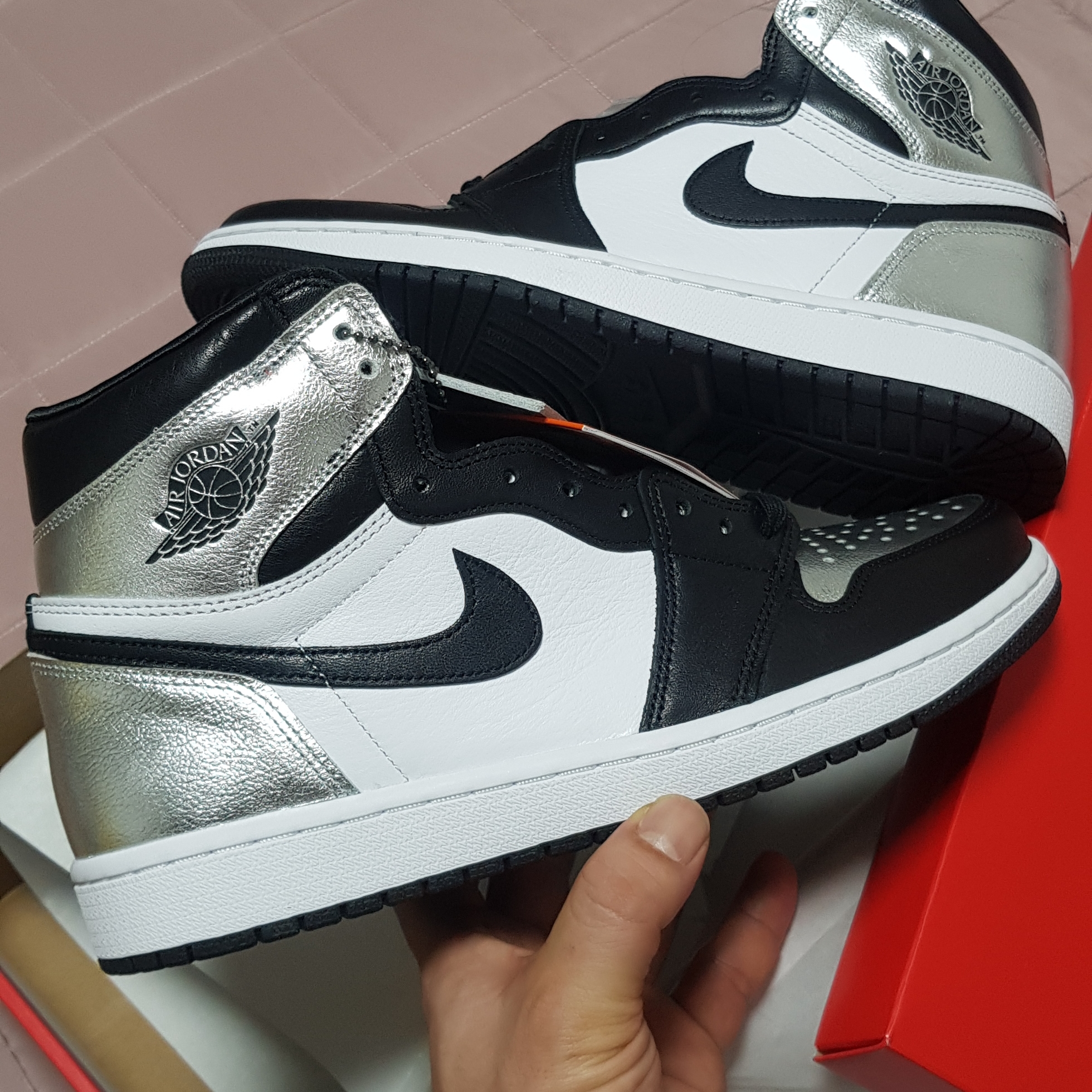 Nike Dunk Low Retro Black, (W) Jordan 1 Retro High OG Silver Toe 착용 스타일 - 2