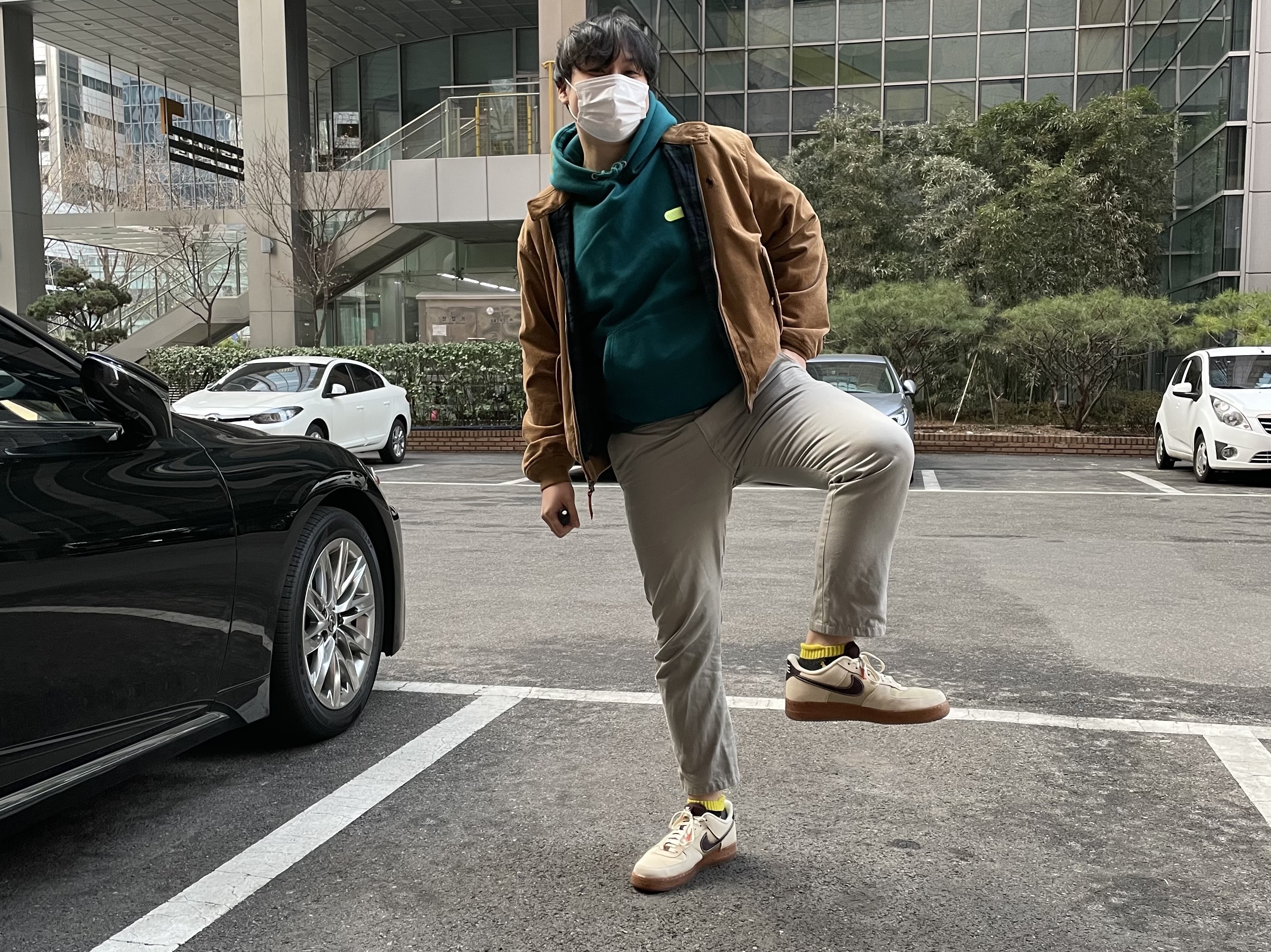 Nike Air Force 1 '07 LV8 Coffee 착용 스타일