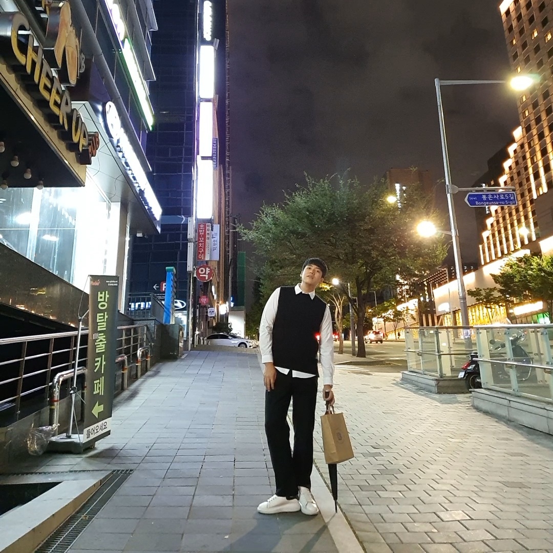 Alexander McQueen Oversized Sneakers White Black 착용 스타일