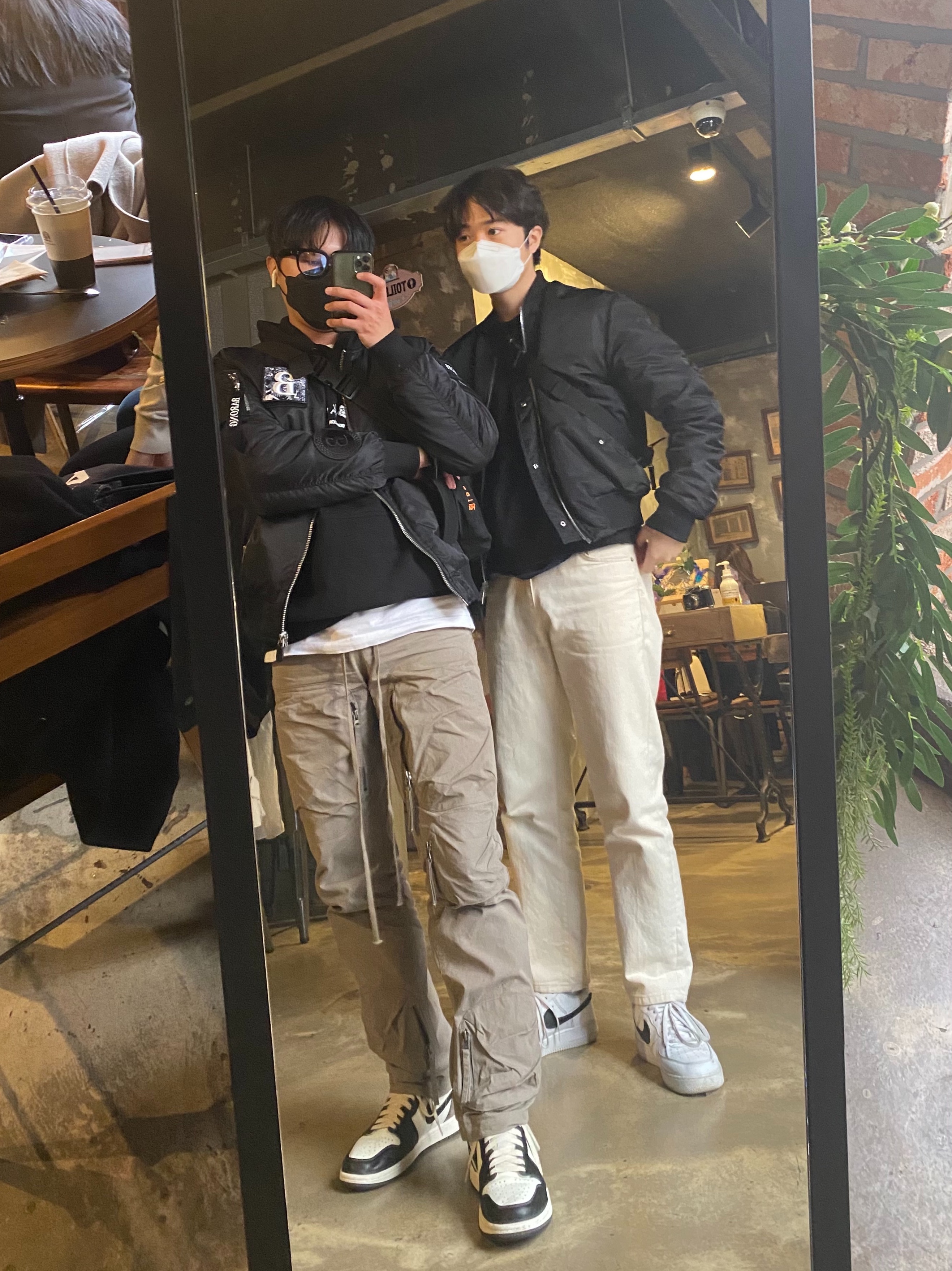 Jordan 1 Retro High OG Black Mocha, Nike Air Force 1 Low Swoosh Pack All-Star 2018 White 착용 스타일