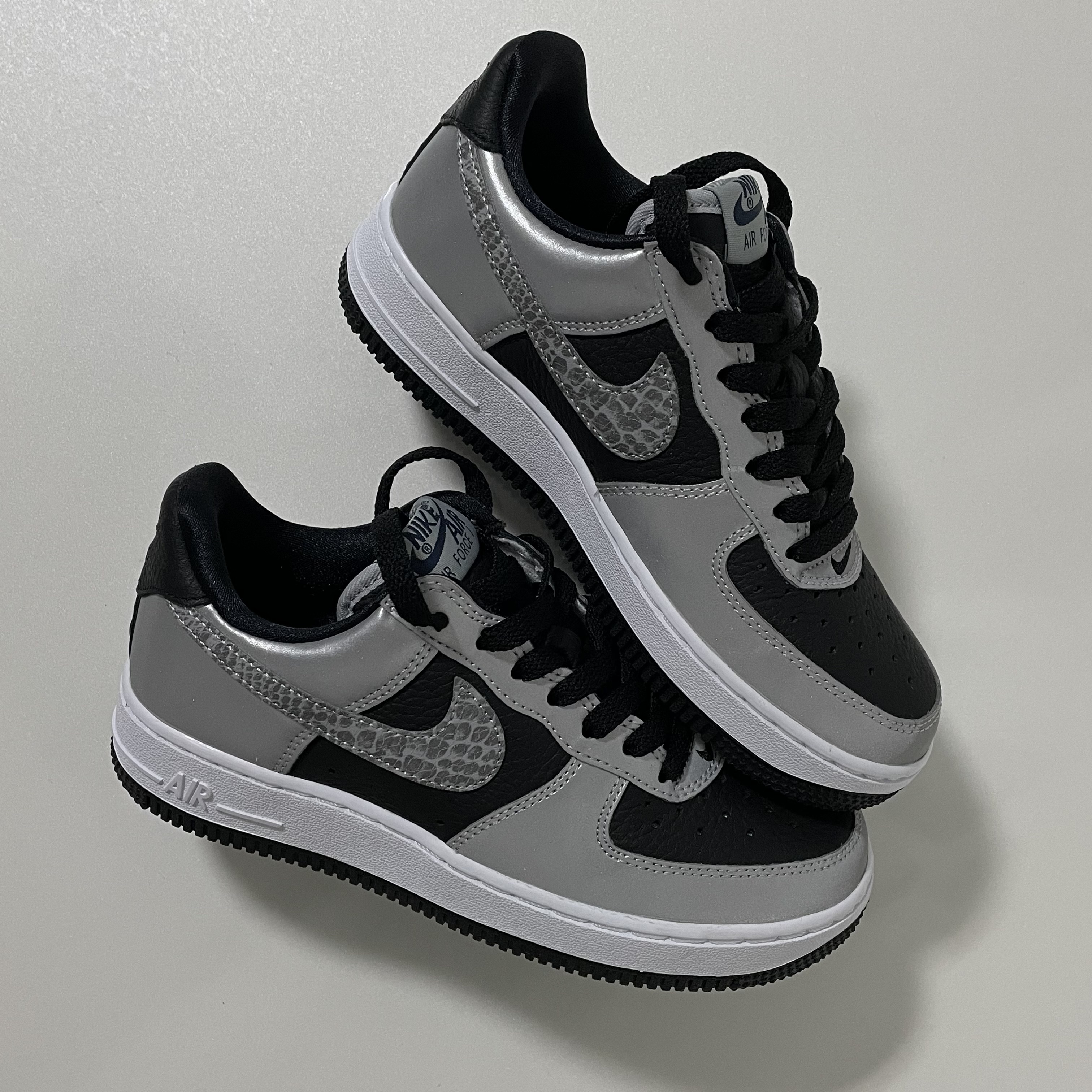 Nike Air Force 1 B Silver Snake 착용 스타일 - 1