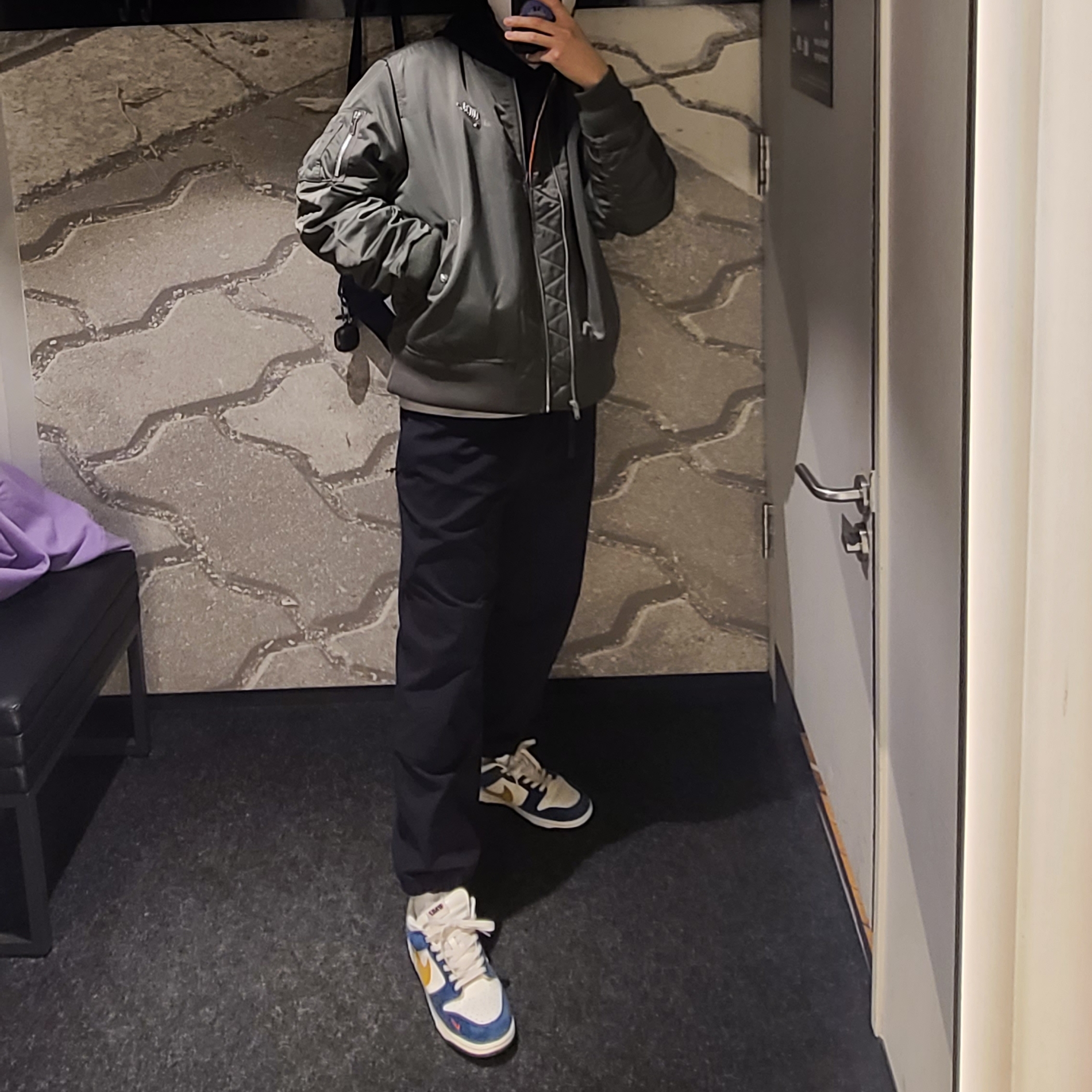 Nike Dunk Low Retro Black, Jordan 1 x Travis Scott Retro High OG SP Mocha 착용 스타일 - 3