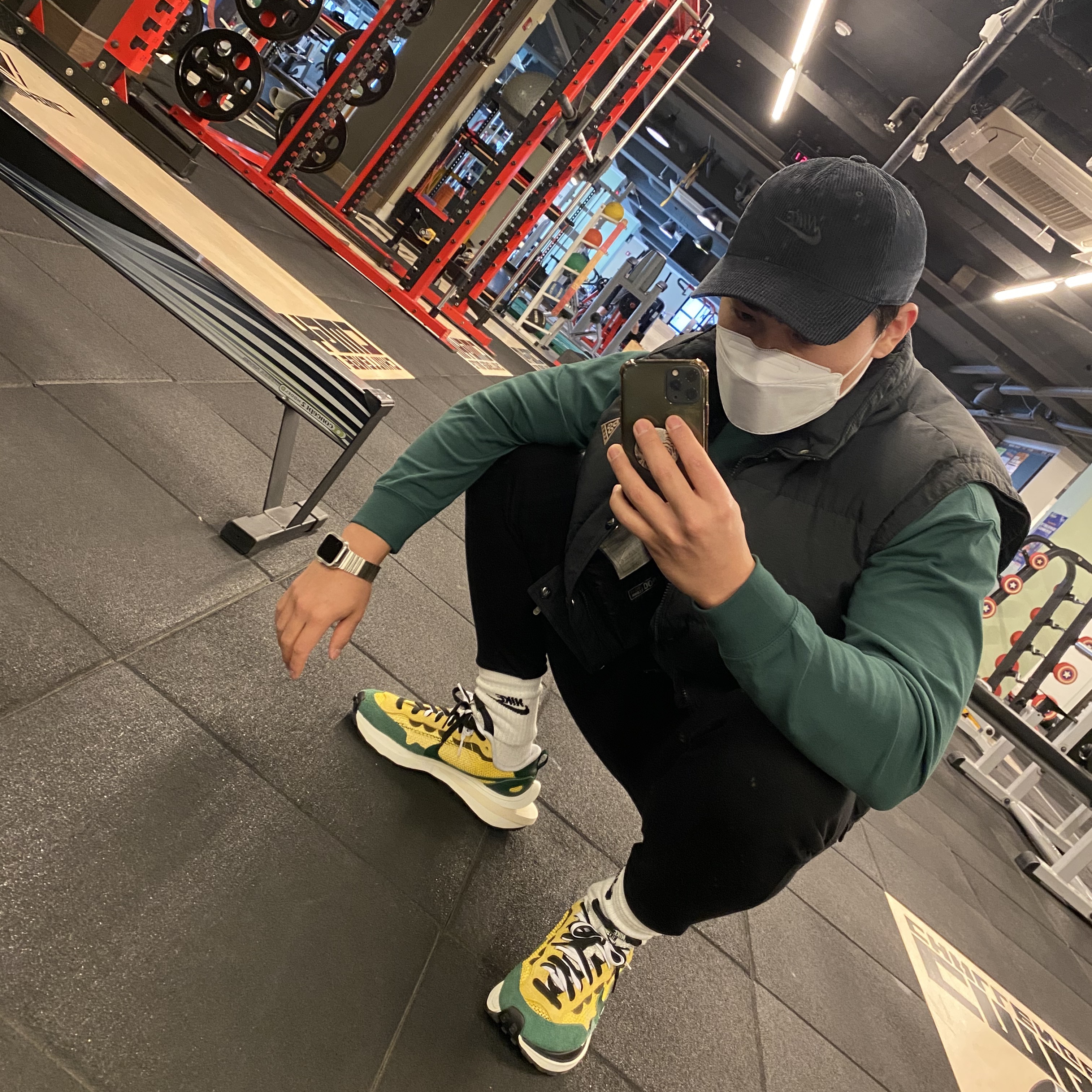 Nike x Sacai VaporWaffle Tour Yellow & Gorge Green Sail, Nike Heritage 86 Corduroy Cap Black 착용 스타일