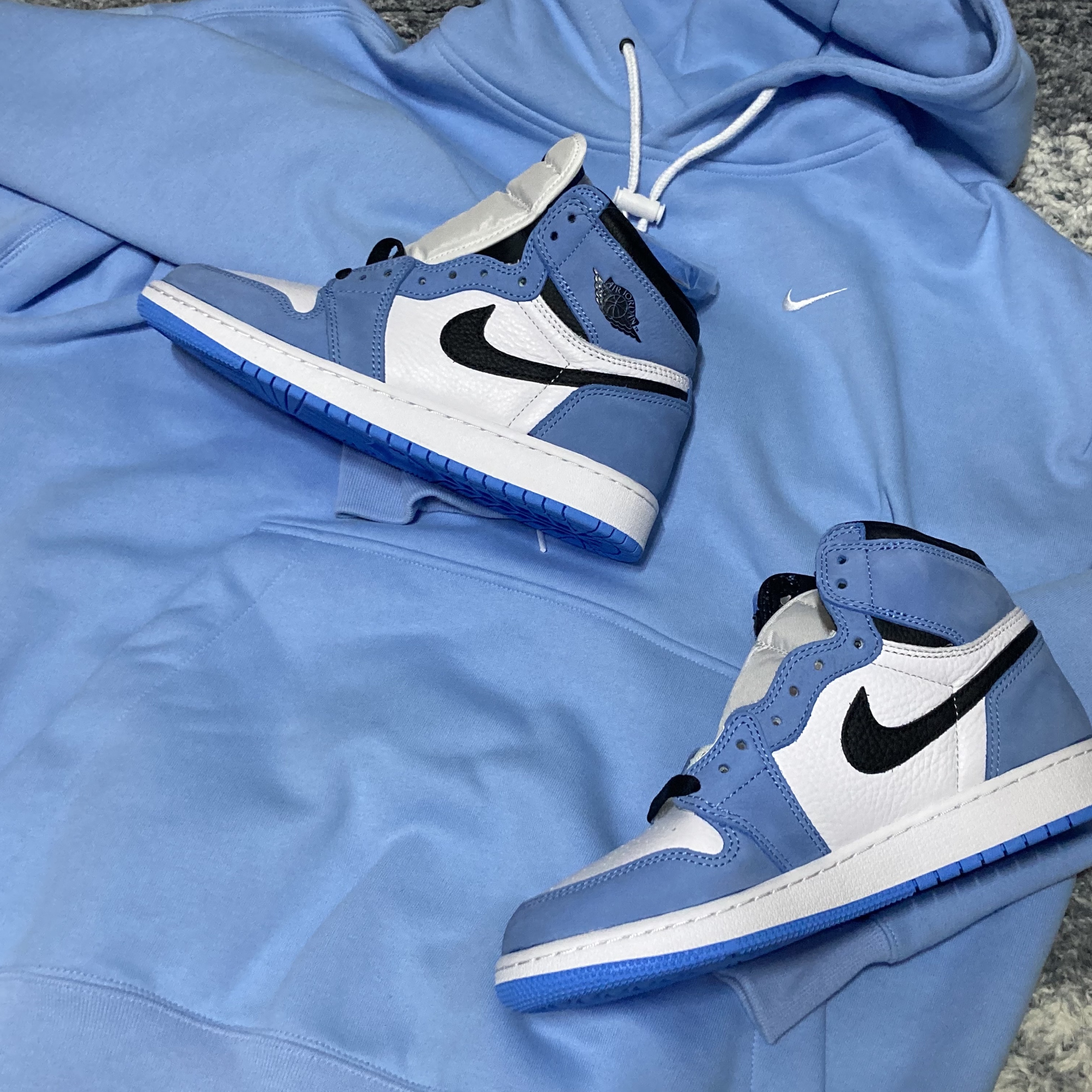 Nike M NRG Hoodie Psychic Blue, Jordan 1 Retro High OG University Blue 착용 스타일
