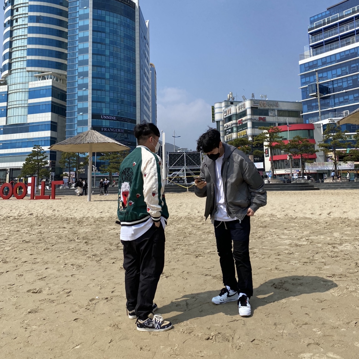 Nike x Travis Scott SB Dunk Low, Nike x Peaceminusone Air Force 1 Low Para-Noise 2.0 착용 스타일