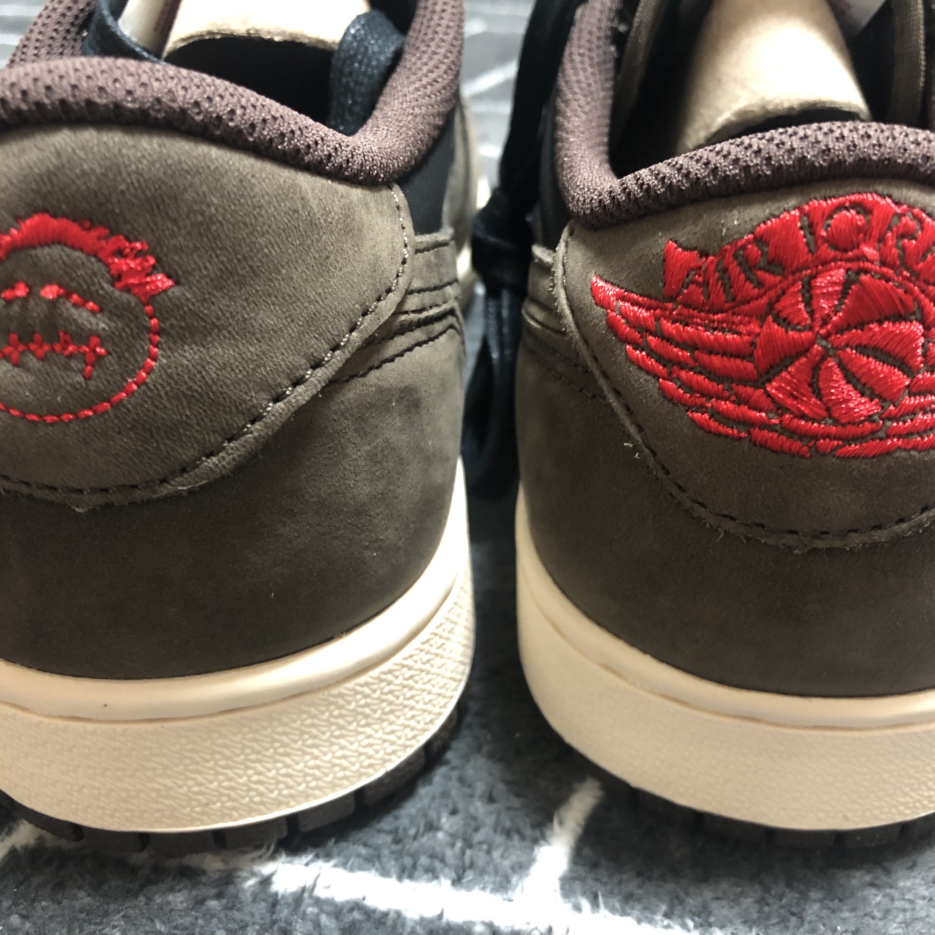 Jordan 1 x Travis Scott Retro Low OG SP Mocha 착용 스타일 - 2
